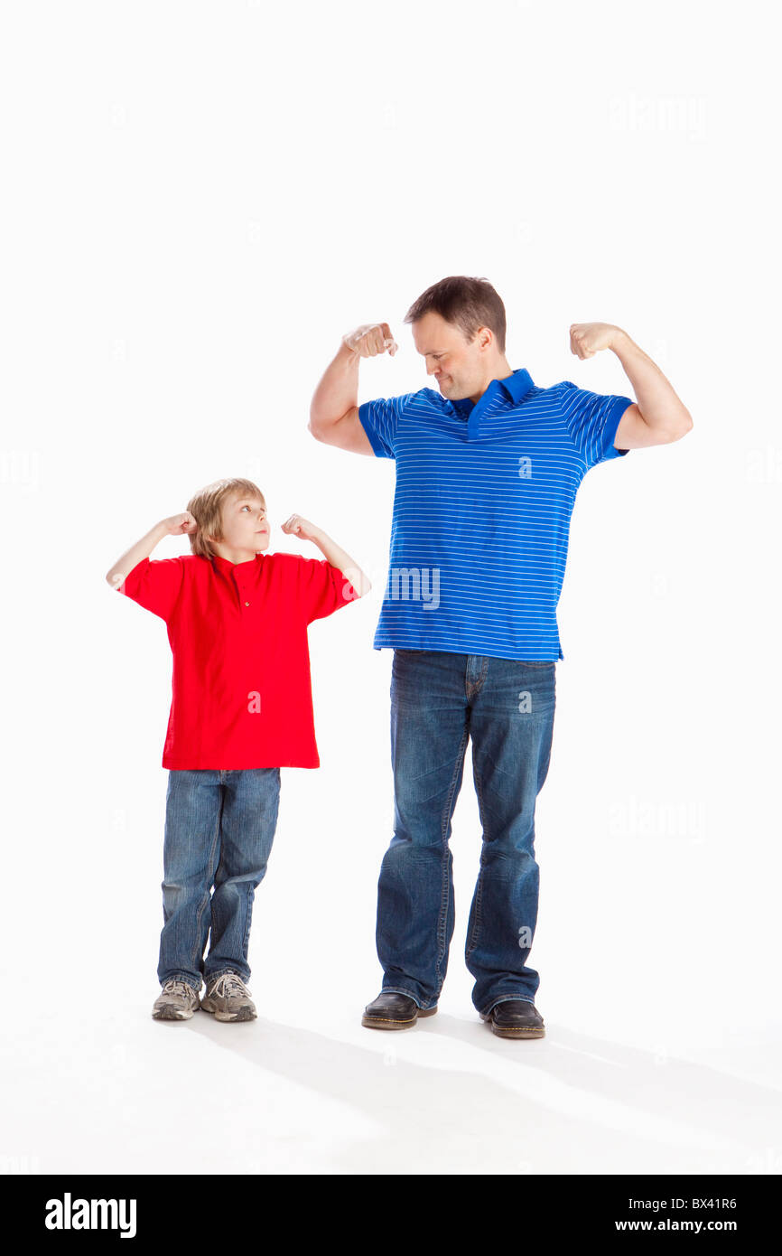 Un padre e figlio flettendo i loro muscoli Foto Stock