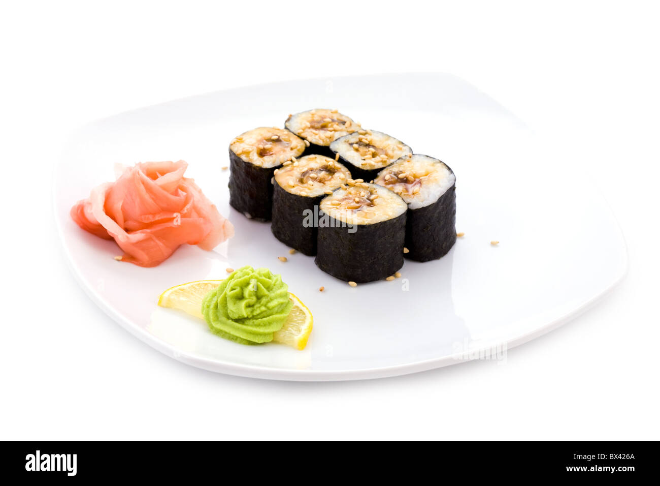Immagine di unagi hosamaki sushi con semi di sesamo, la salsa di soia, decapati zenzero e wasabi su una piastra Foto Stock