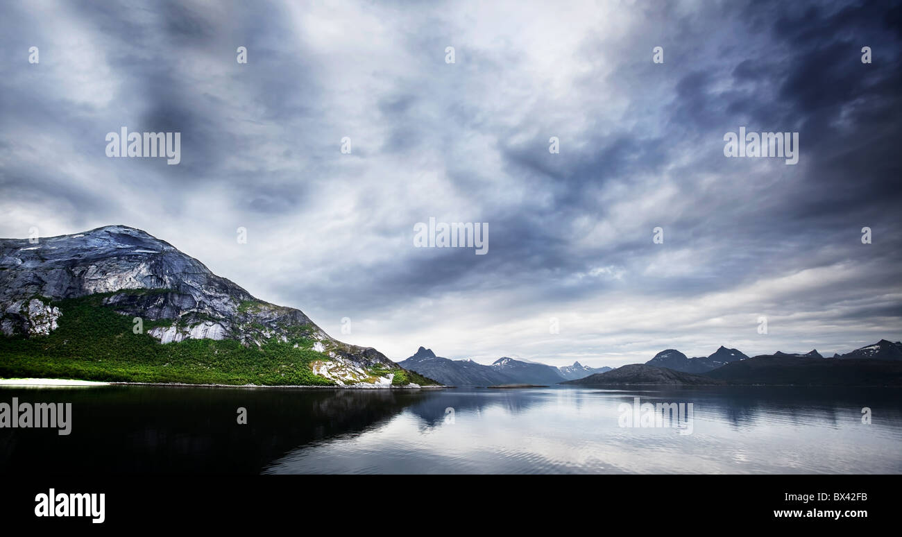 Un panorama di montagne e il mare in Norvegia Foto Stock