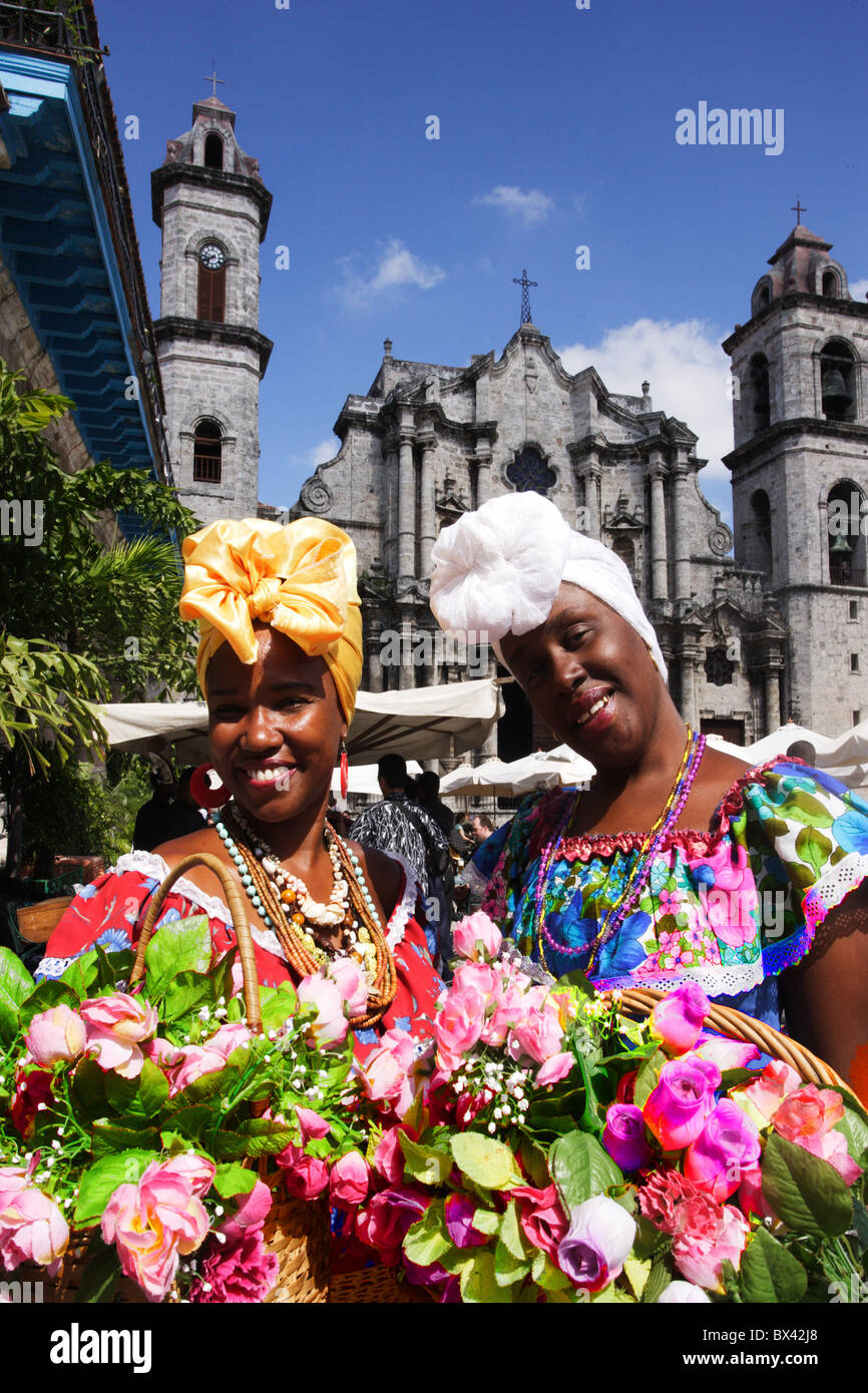 Cuba Avana circa. Due donne locali donna ritratti posizionare cattedrale Foto Stock