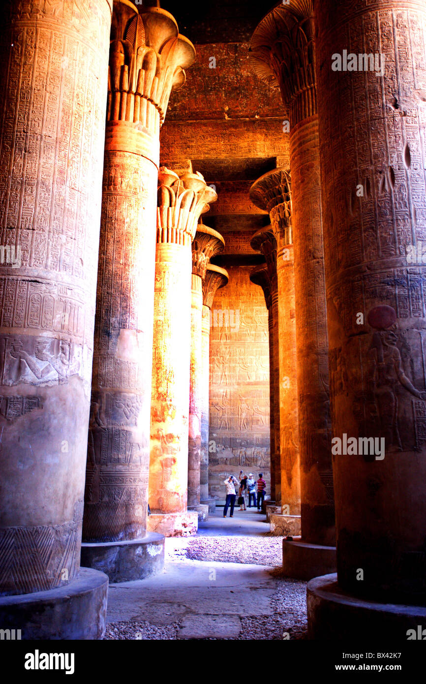 Egitto Nord Africa Esna tempio sito culturale antichità colonne antiche Hieroglyphen turisti Foto Stock