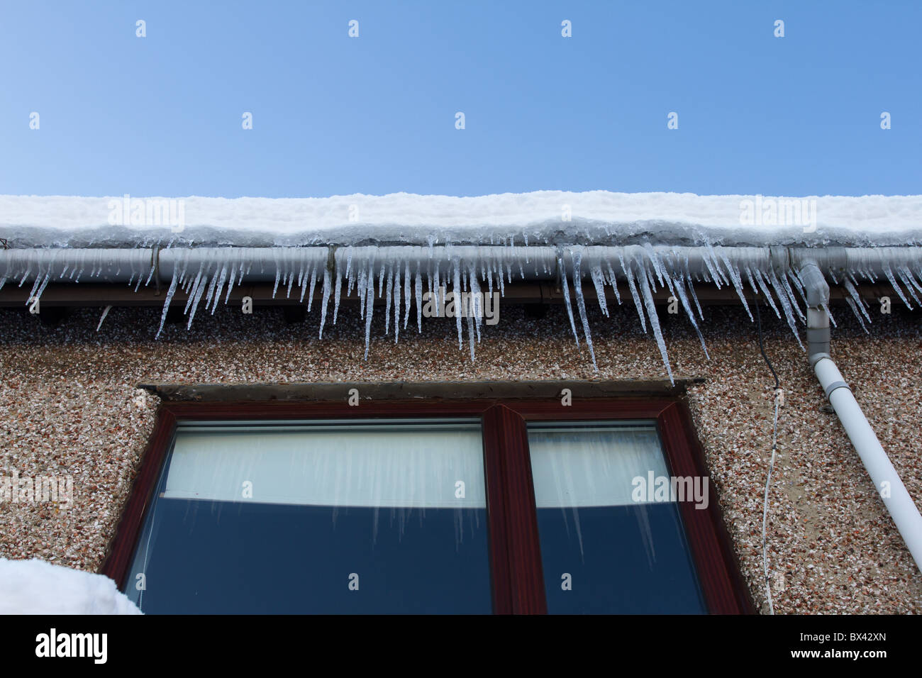 Cold snap home manutenzione concetto di congelati grondaie. Foto Stock