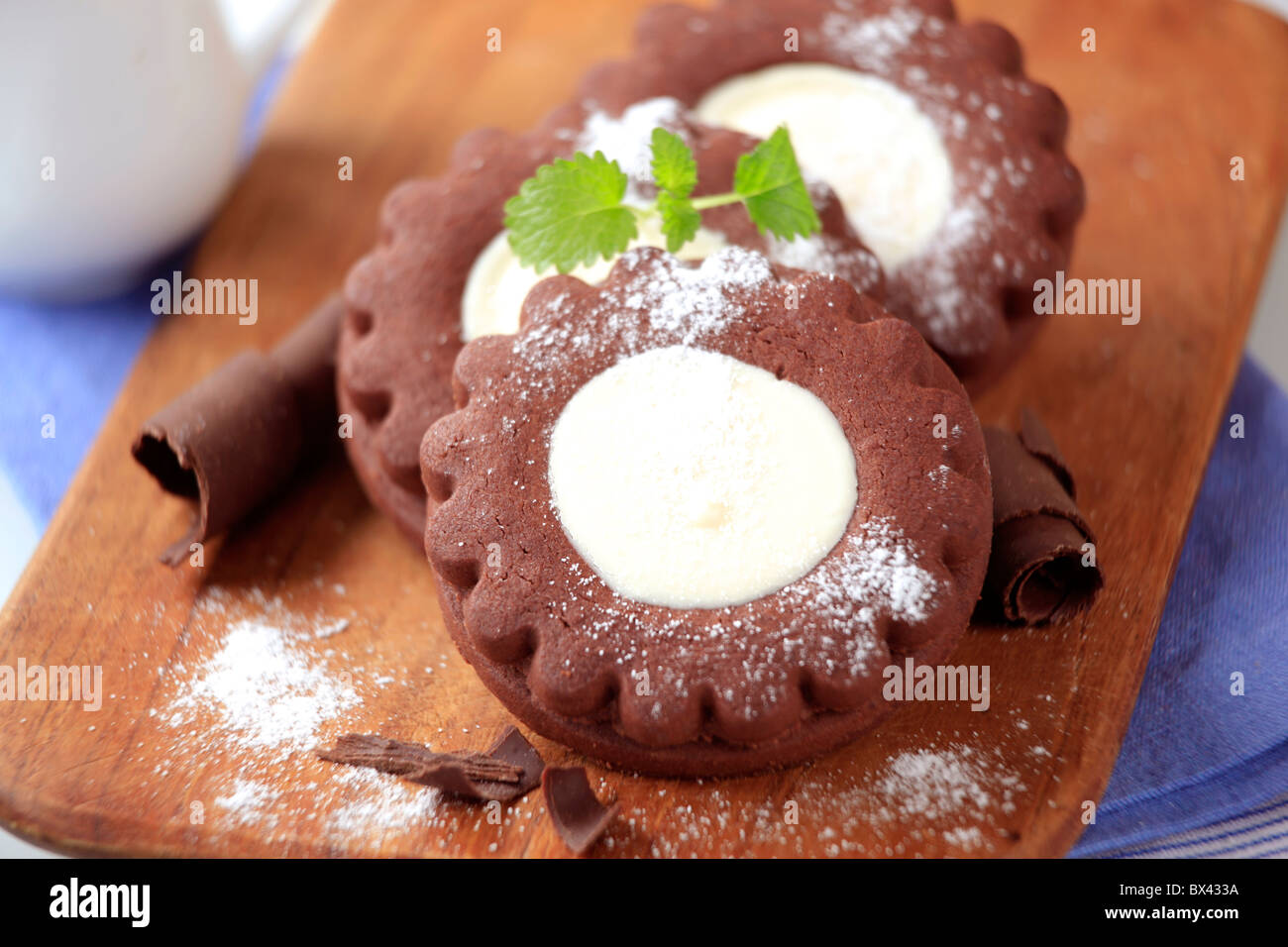 Sandwich al cioccolato biscotti con panna alla vaniglia il riempimento Foto Stock