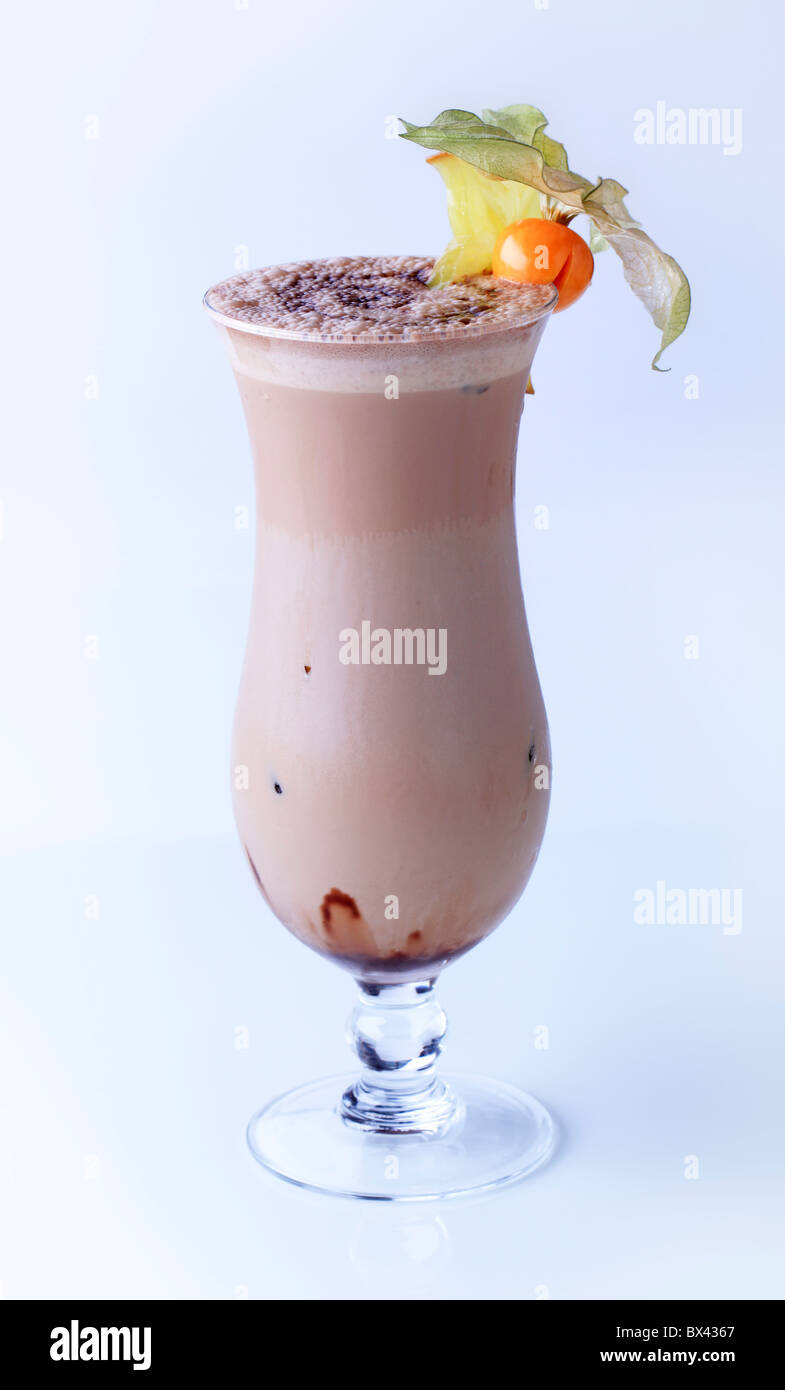 Cioccolato al latte shake in un bicchiere alto Foto Stock