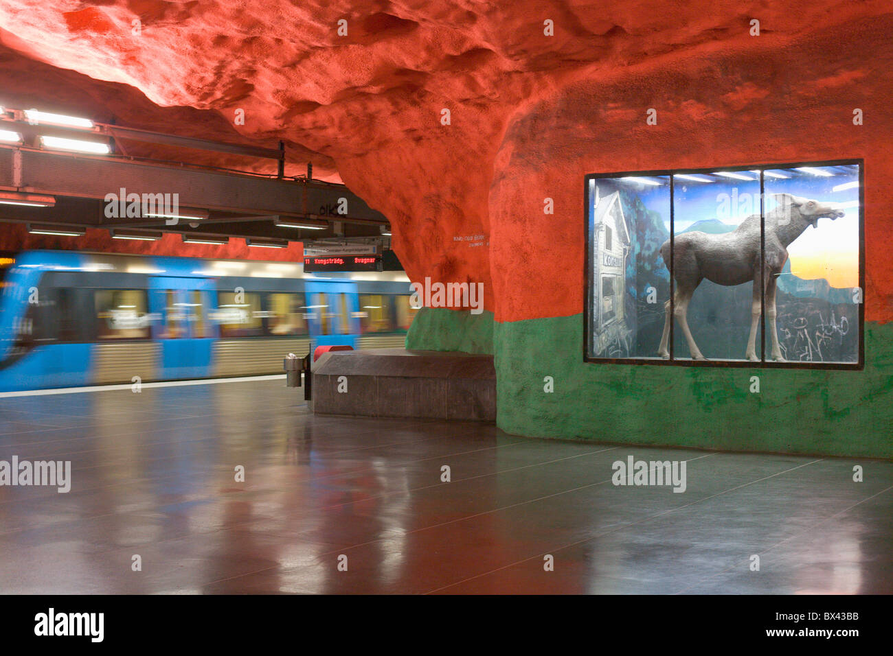 Europa Svezia Stoccolma Stoccolma alla metropolitana Solna Centrum stazione metropolitana interno elk alci nella finestra di visualizzazione trasp Foto Stock