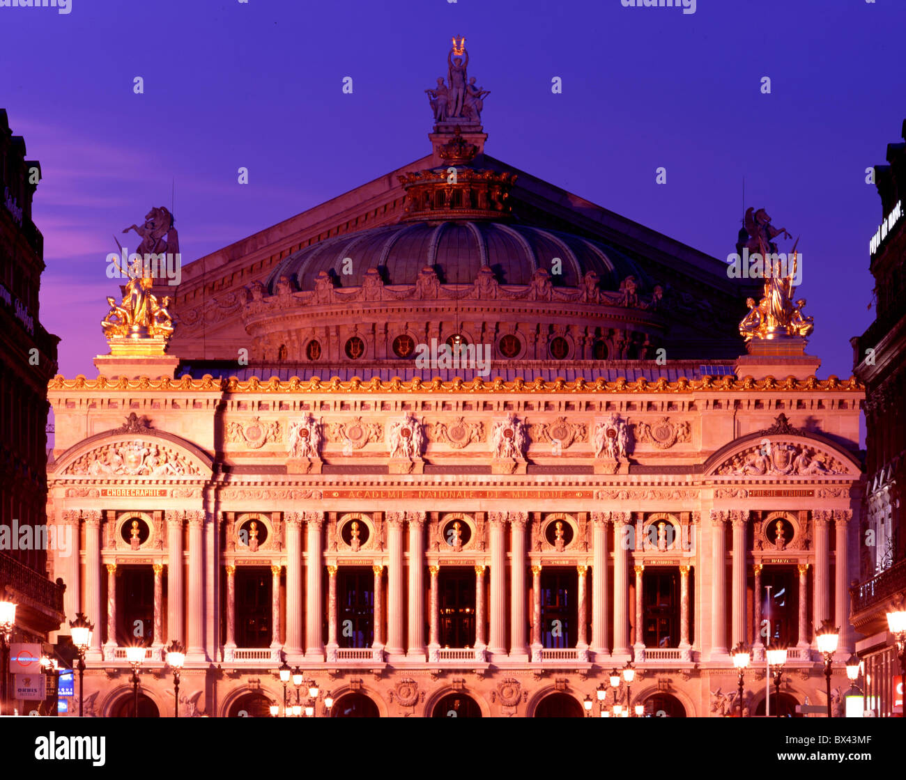 Paris opera opera-house palace la farcitura di costruzione edilizia facciata di notte notte Francia Europa Foto Stock