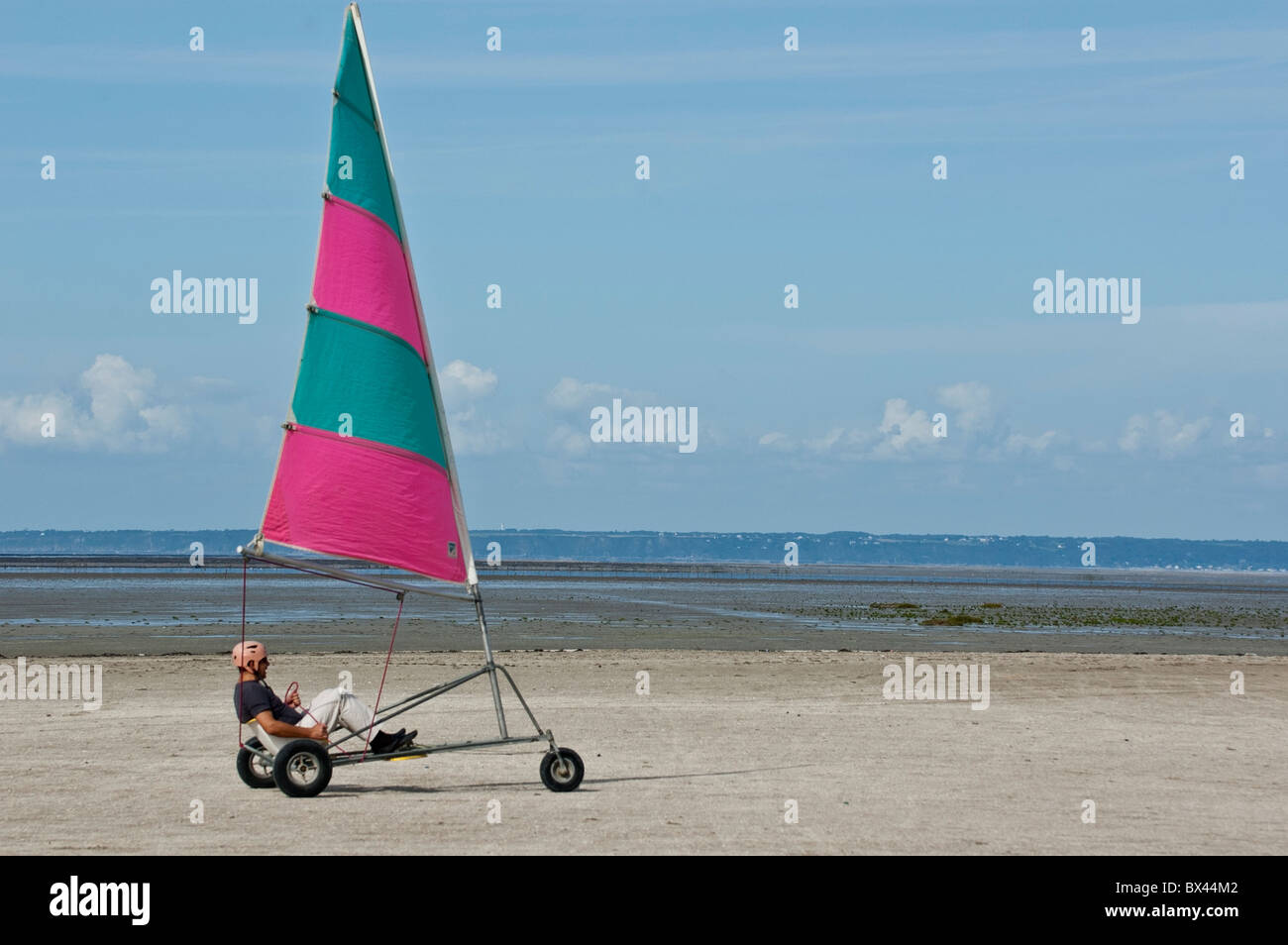 L'uomo land yachting / yacht su una spiaggia Foto Stock