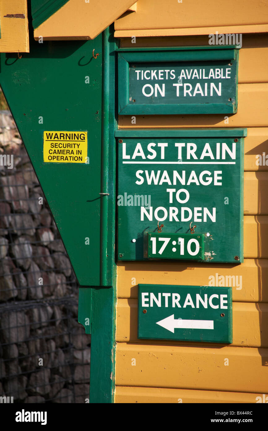 Treno informazioni sulla piattaforma per Swanage treno a vapore Foto Stock