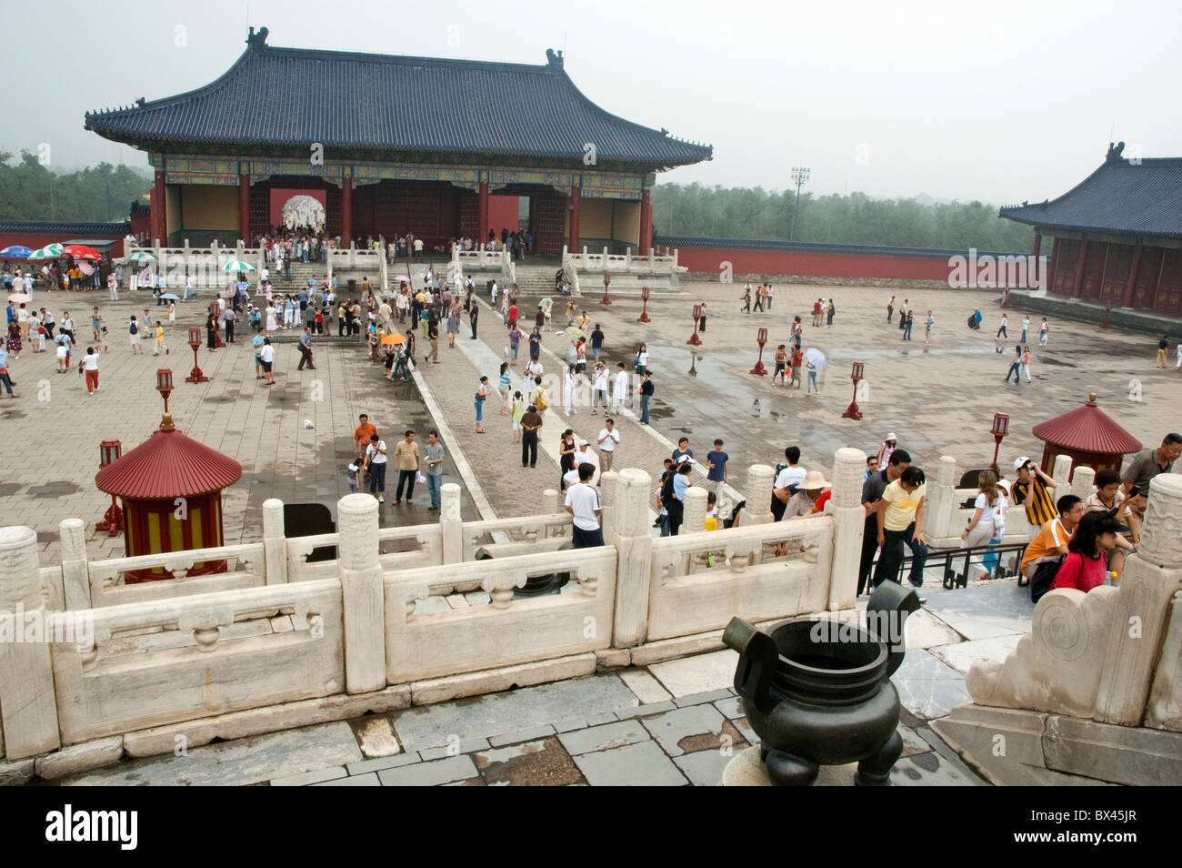 La folla di gente che visita il Tempio del Cielo padiglioni come viste attraverso il cortile, Pechino, Cina. Foto Stock