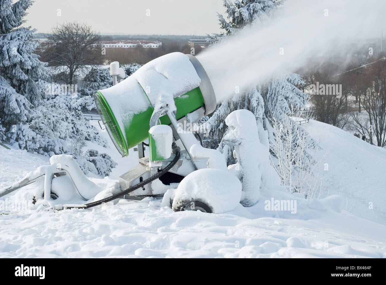 Neve cannoni preparazione di neve per gli sport invernali Foto Stock