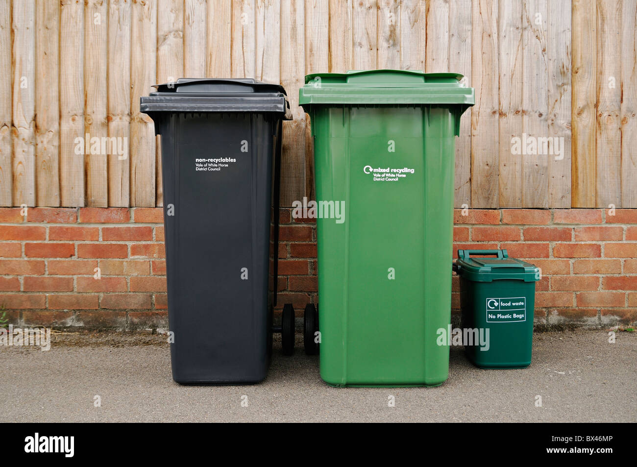 Scheggiati Riciclaggio e bidoni della spazzatura al di fuori di una proprietà residenziale, Oxfordshire, Regno Unito. Foto Stock