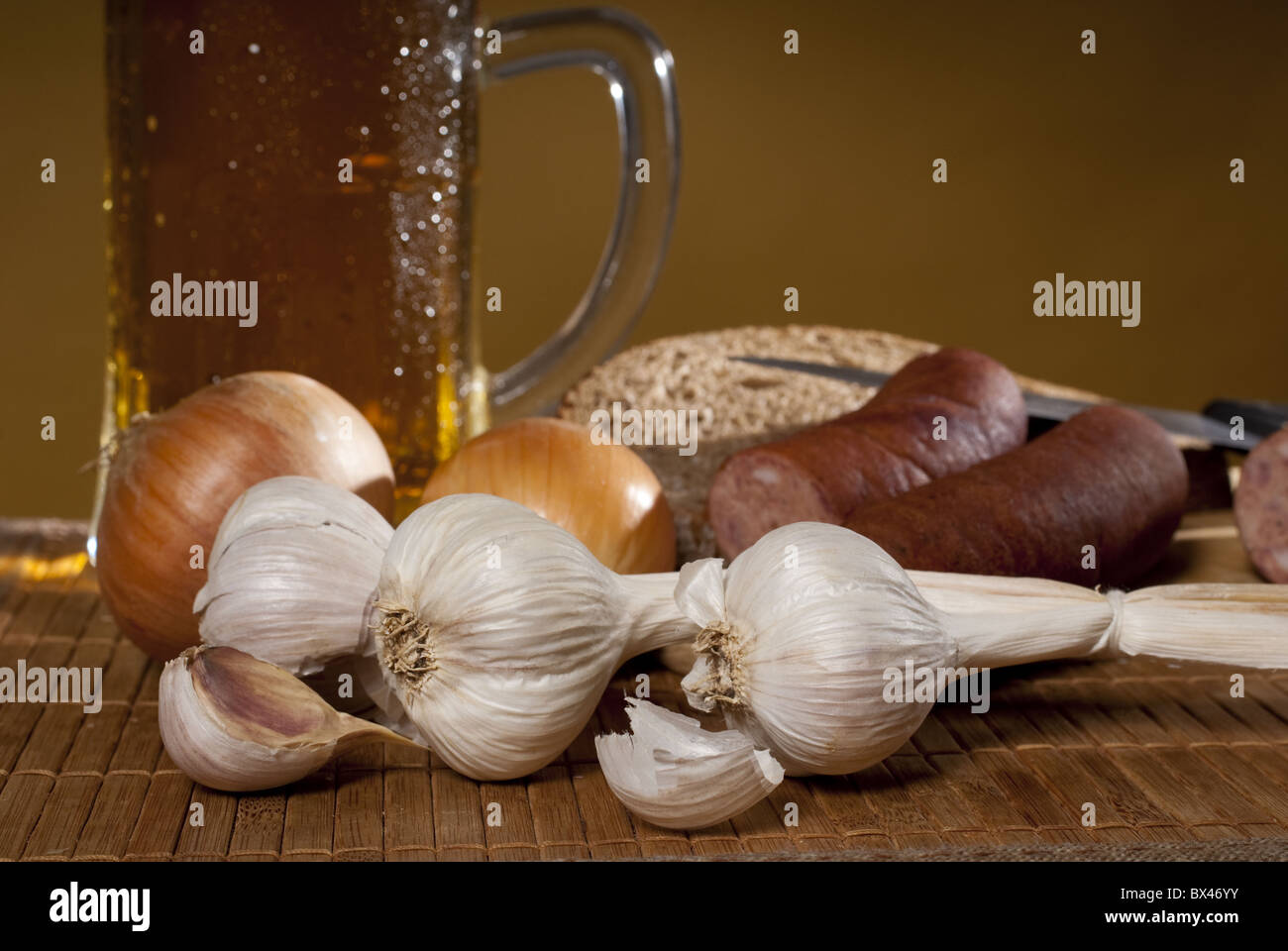 Bicchiere di birra con aglio Foto Stock