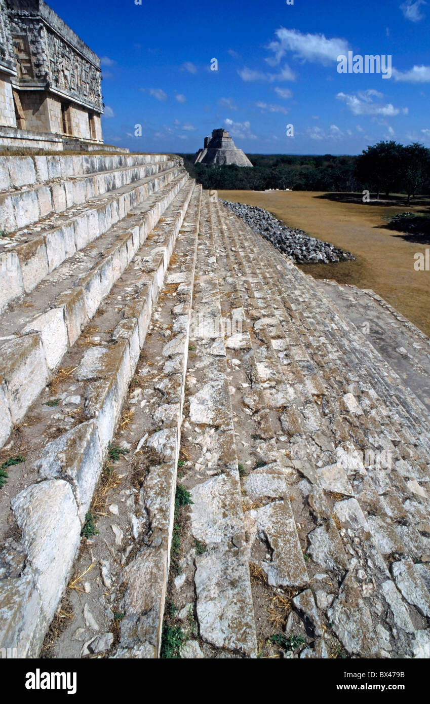 La piramide del mago dai gradini del Palazzo del Governatore presso le antiche rovine di Uxmal, Yucatan, Messico. Foto Stock
