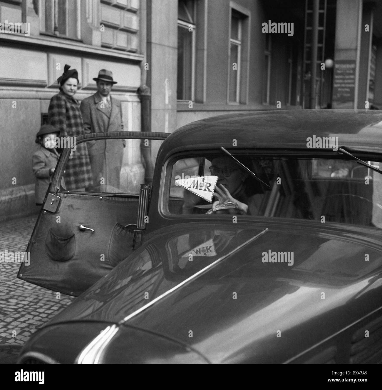 La Cecoslovacchia - PRAGA 1949. Automobile Club membri decorare il loro veicolo con 'Mir' o 'pace' adesivi. CTK Vintage foto Foto Stock