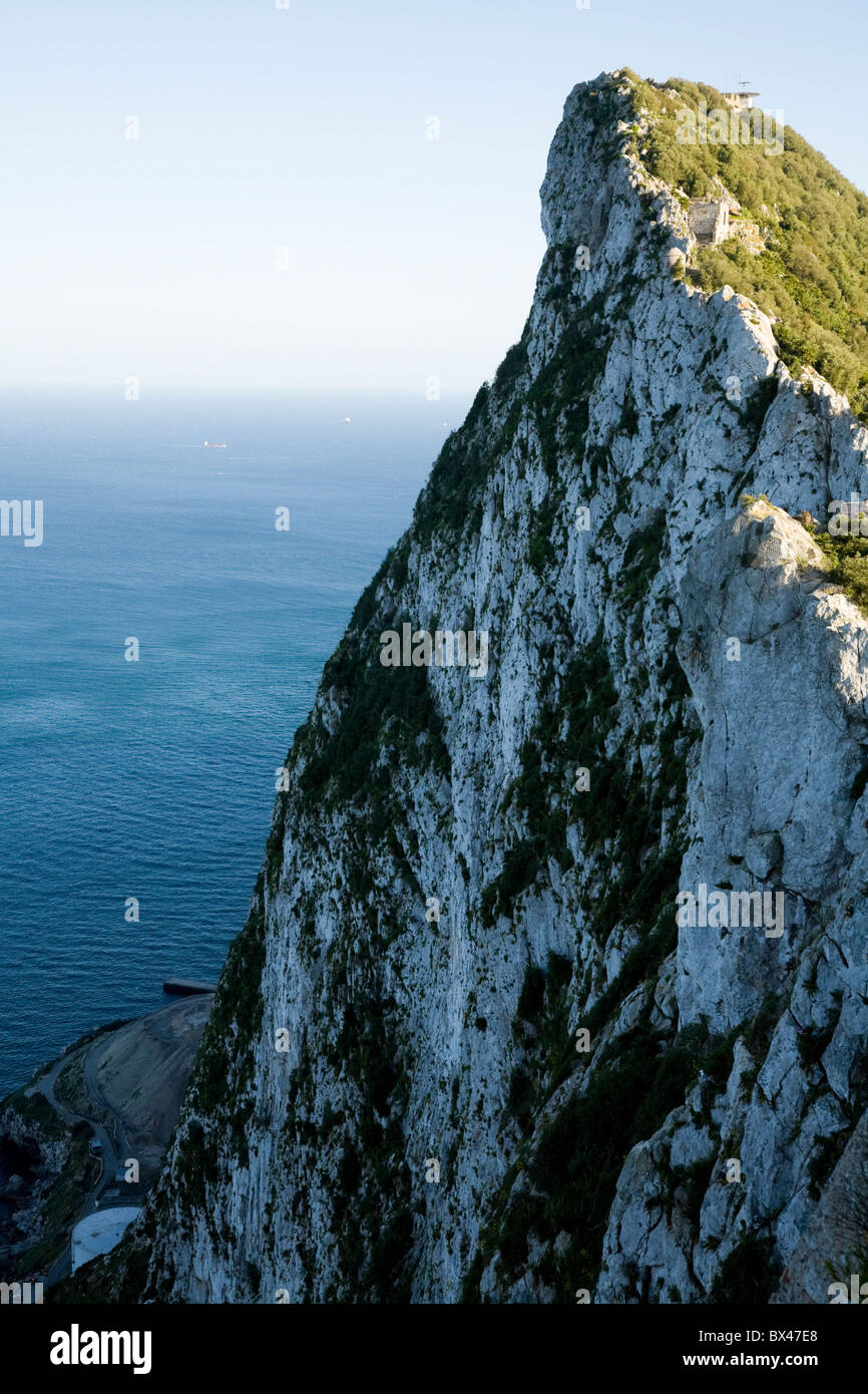 Scogliera sul lato della rocca di Gibilterra e la sommità del picco. Foto Stock