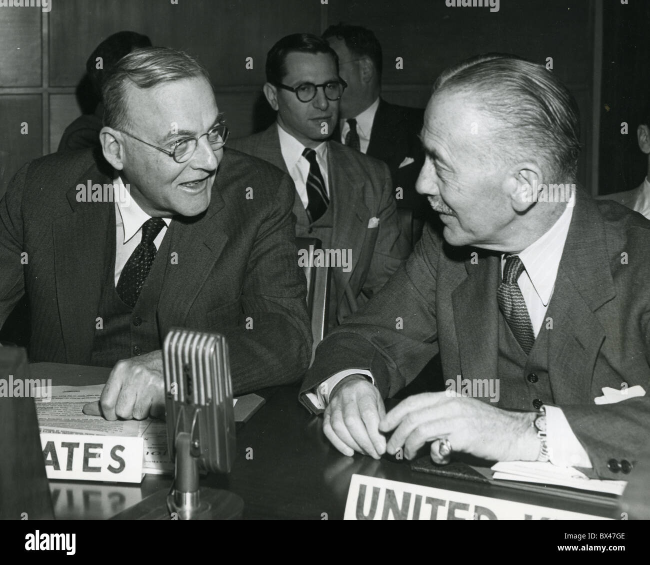 JOHN Foster Dulles e SIR ALEXANDER CADOGAN presso le Nazioni Unite circa 1950 Foto Stock