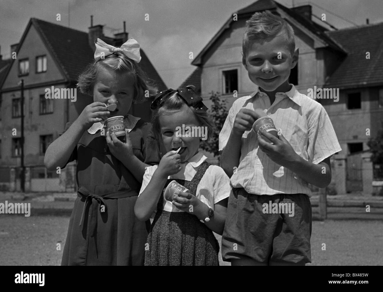 Praga 1950. I bambini godono di gelato "Nanuk'. CTK Vintage foto Foto Stock