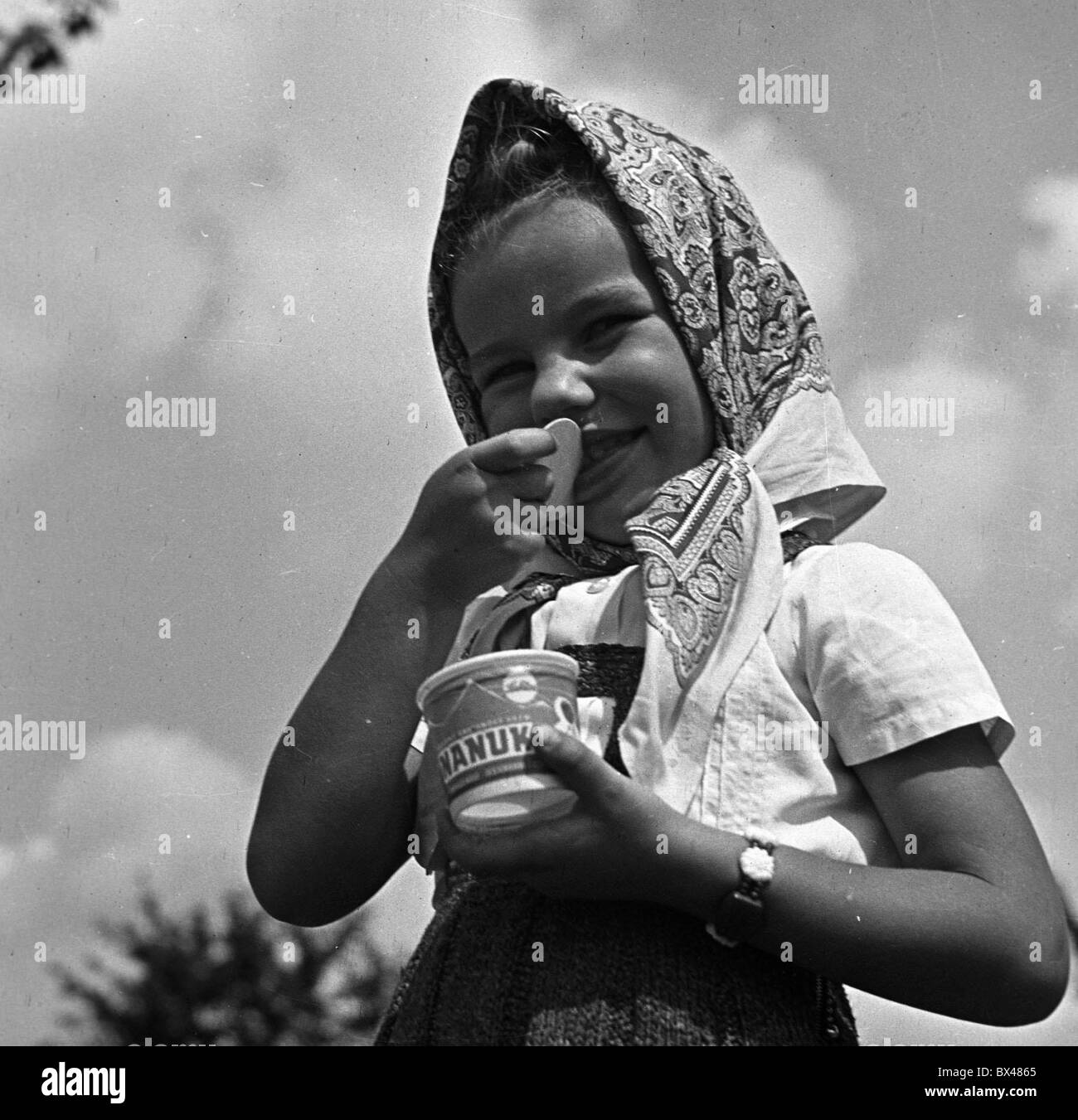 La Cecoslovacchia - PRAGA 1950. Bambina indossa foulard gode di 'Nanuk' (nanook).CTK Vintage foto Foto Stock