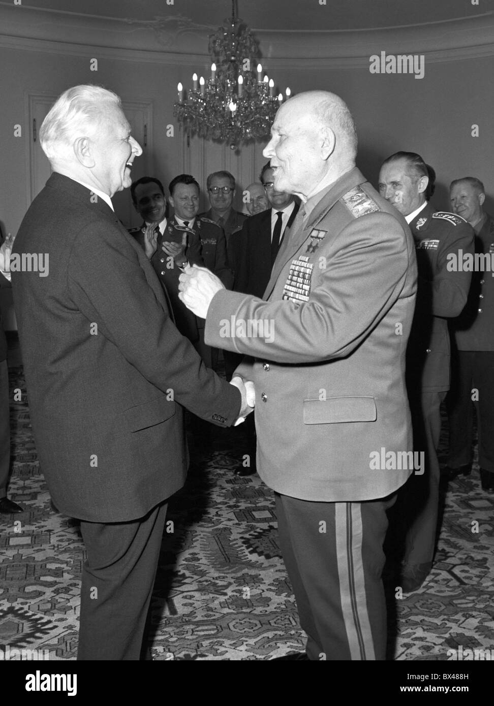 Ludvik Svoboda, Ivan Konev, handshake Foto Stock