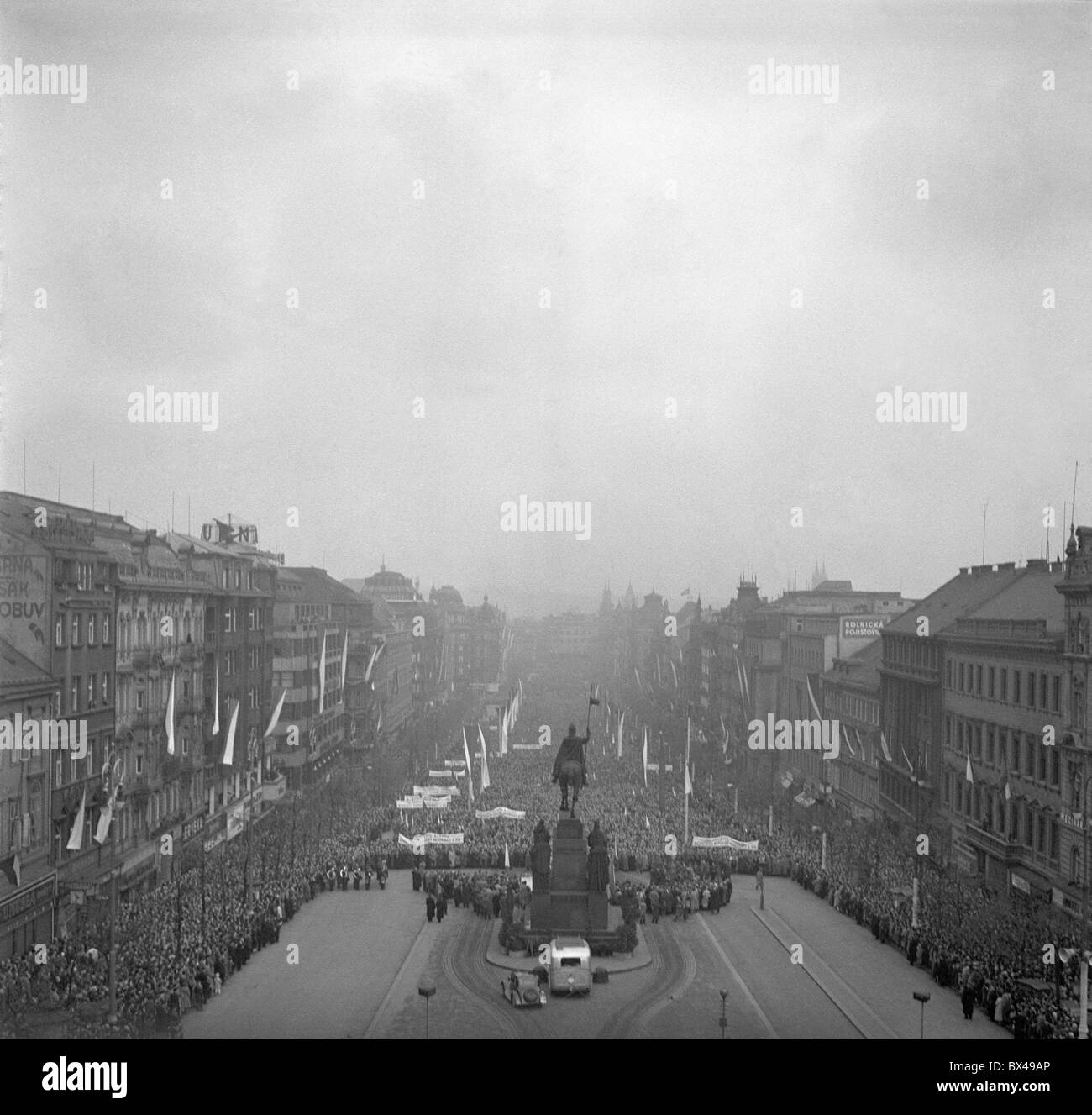 Praga 1938, migliaia di persone si uniscono il giorno di maggio Parade  presso la piazza di San Venceslao Foto stock - Alamy