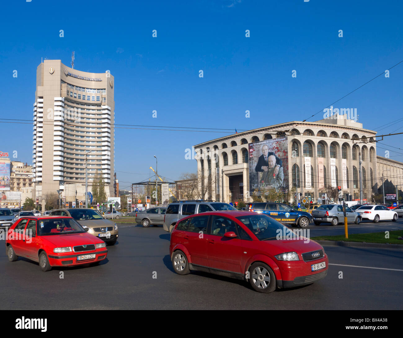 Vista del traffico sulla Piazza dell'Università di Bucarest Romania Foto Stock