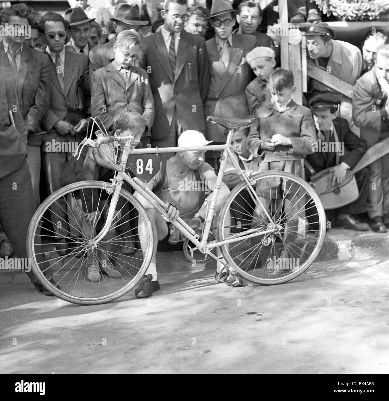 La Cecoslovacchia - Brno, 1949. Noleggio concorrente Jan Vesely appoggia e sostiene il suo moto prima di iniziare. CTK Vintage foto Foto Stock