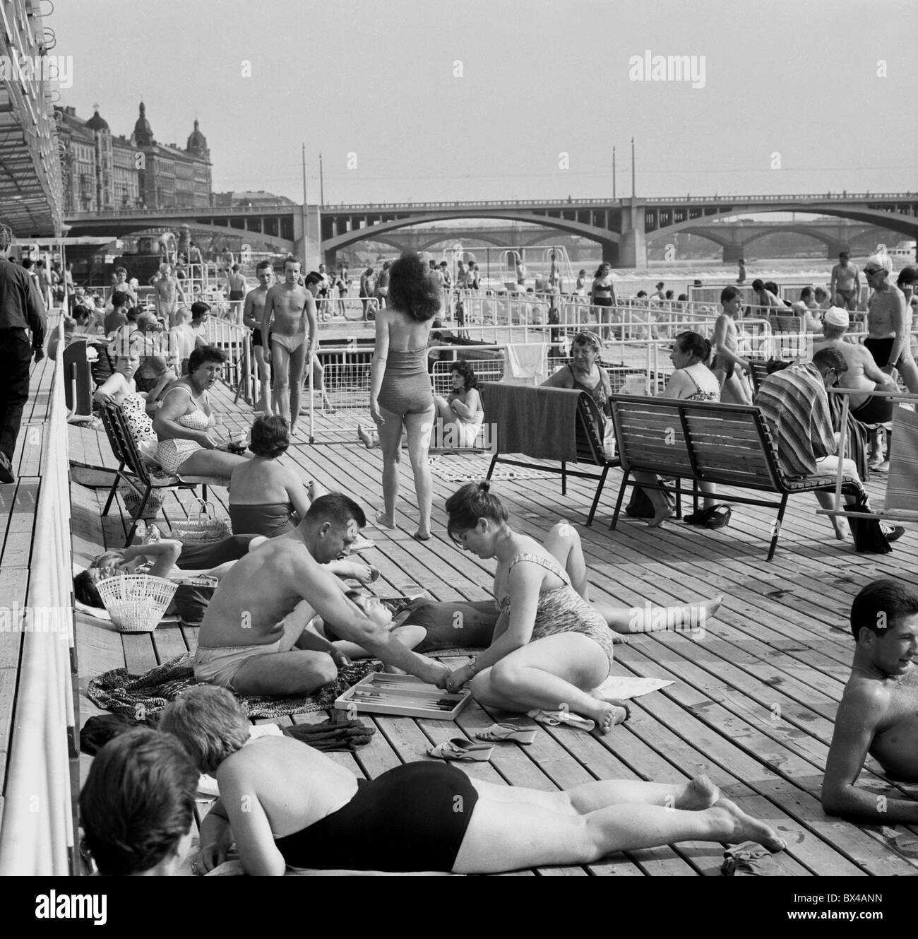 I residenti di Praga a prendere il sole in una popolare swiming pool sul fiume Moldava lungomare nel centro di Praga. CTK foto/Jovan Dezort Foto Stock