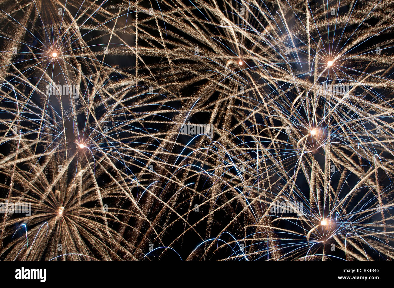 Più fuochi d' artificio esplosioni oro blu radiale a stella Foto Stock