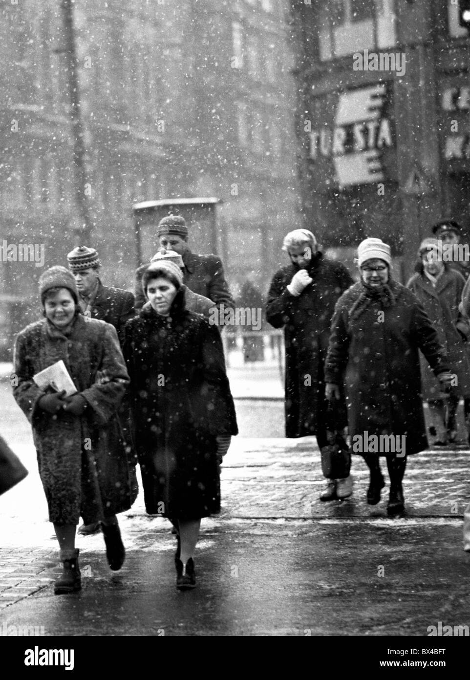 Le donne in pesanti cappotti invernali coraggioso il freddo e la neve a  Praga la Cecoslovacchia 1963. (CTK foto / Karel Mevald Foto stock - Alamy