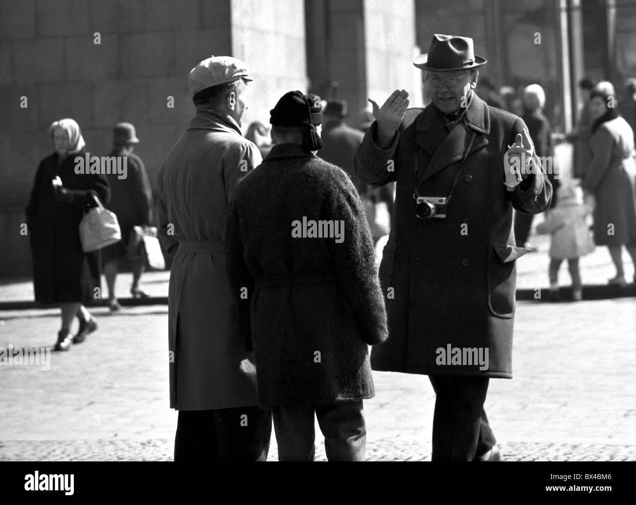 Fotografo di strada cerca di convincere un paio di essere fotografato. Praga, Cecoslovacchia. (CTK foto / Jovan Dezort) Foto Stock