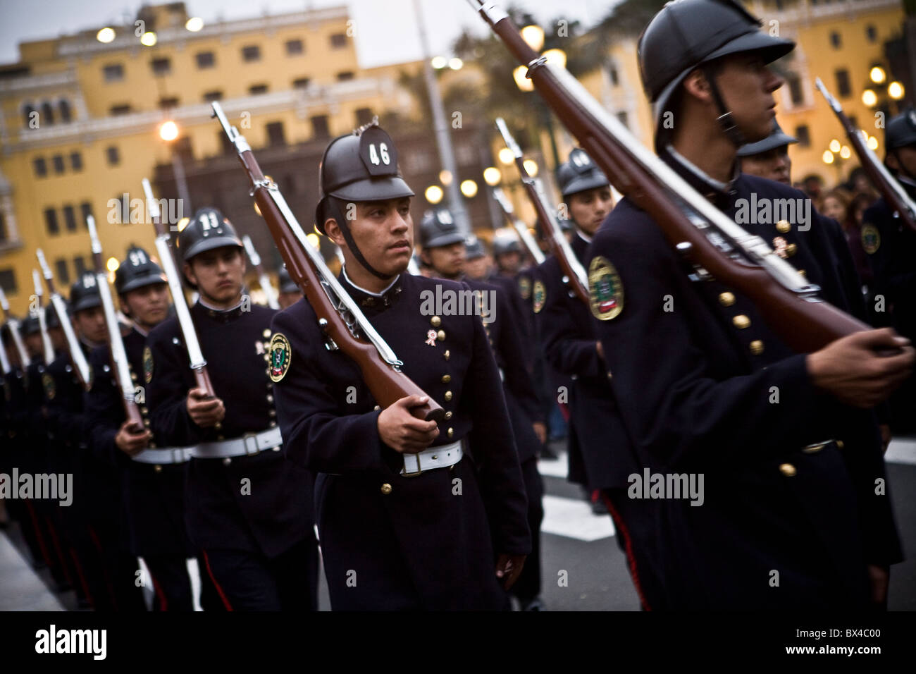 Una processione di polizia marche passato il palazzo presidenziale a Lima in Perù Foto Stock Una processione di polizia marche passato il palazzo presidenziale a Lima in Perù Foto Stock