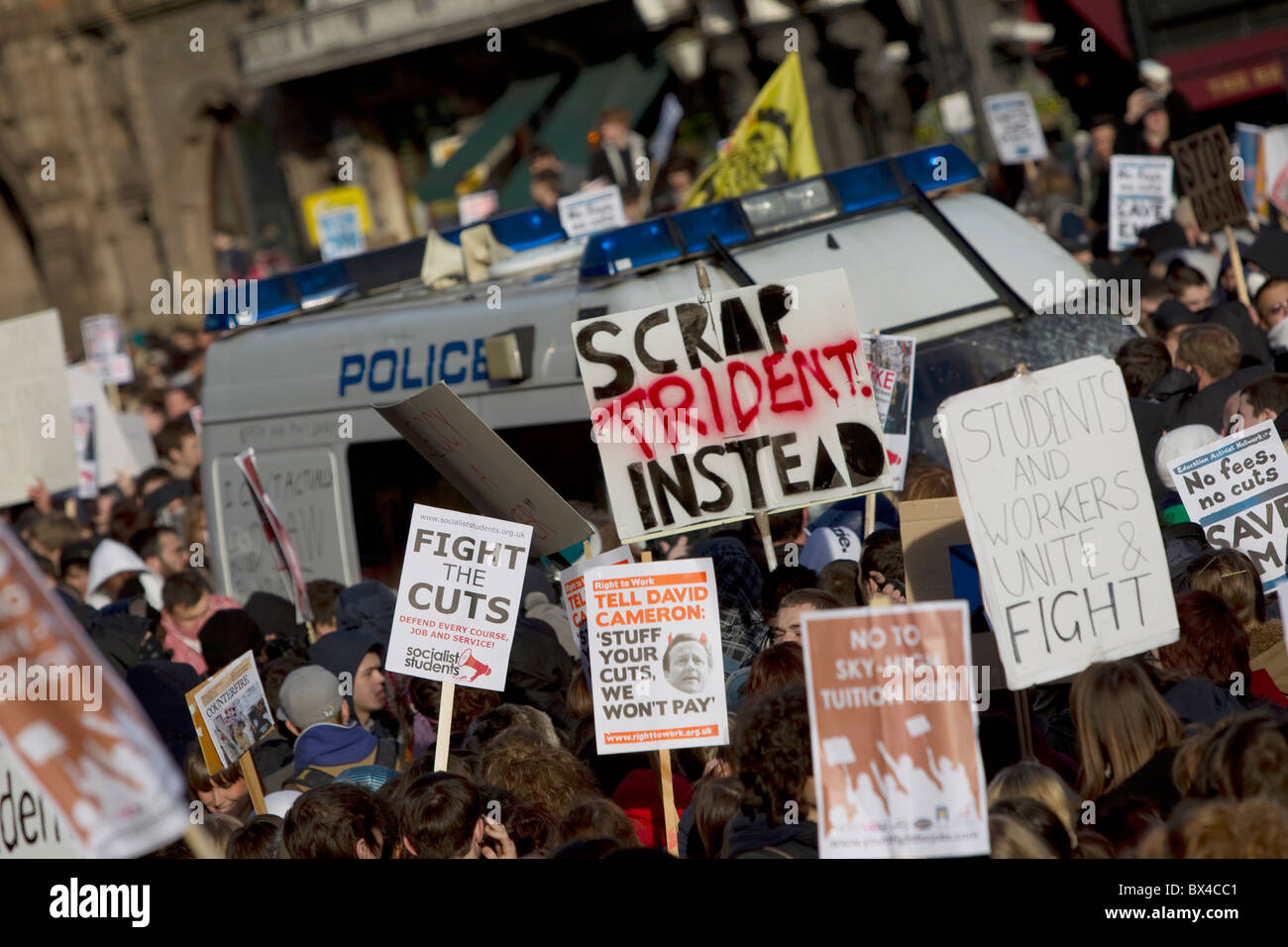 Gli studenti che manifestano contro aumento delle tasse di iscrizione,Whitehall, Londra Novembre 2010 Foto Stock