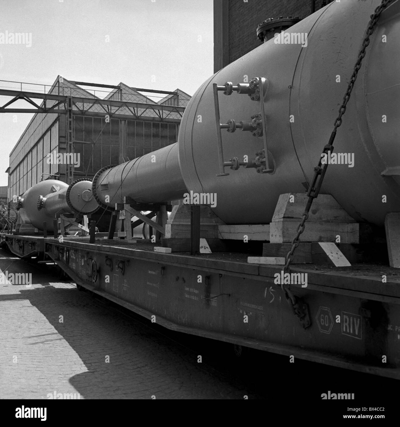 Gigantesco contenitore chimica per essere utilizzata per la conservazione di sostanze chimiche. Brno, Cecoslovacchia 1958. (CTK Foto Emil Bican) Foto Stock