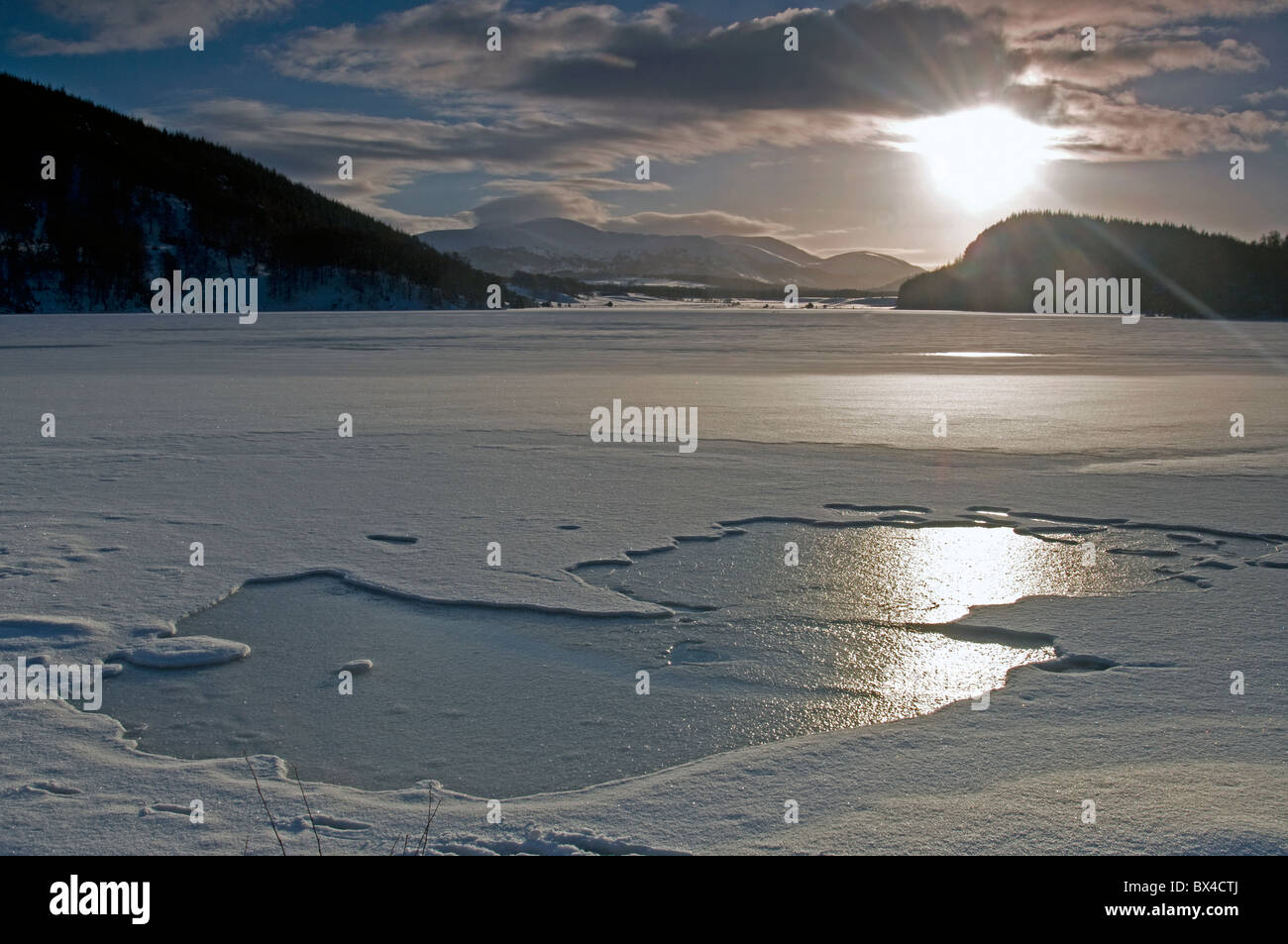 Loch Pityoulish congelati in inverno con una vista del Cairngorms. SCO 7089 Foto Stock