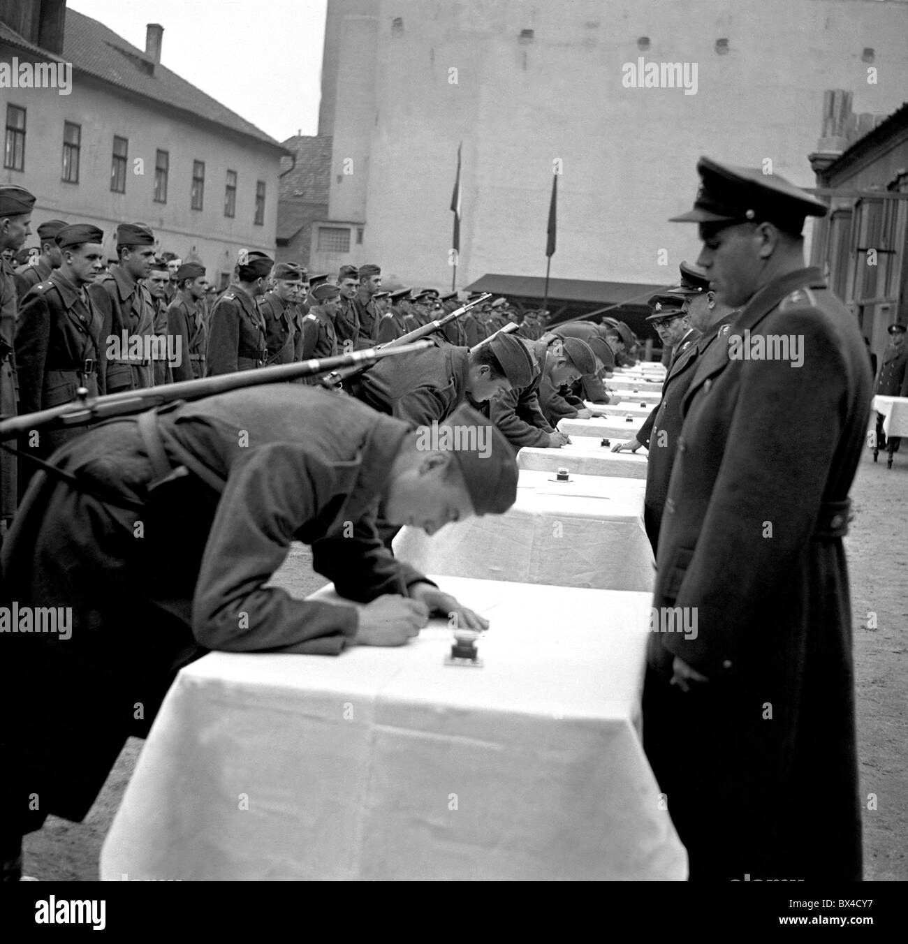 Praga, 1950. Soldati firmare documenti giuramento. CTK Vintage foto Foto Stock