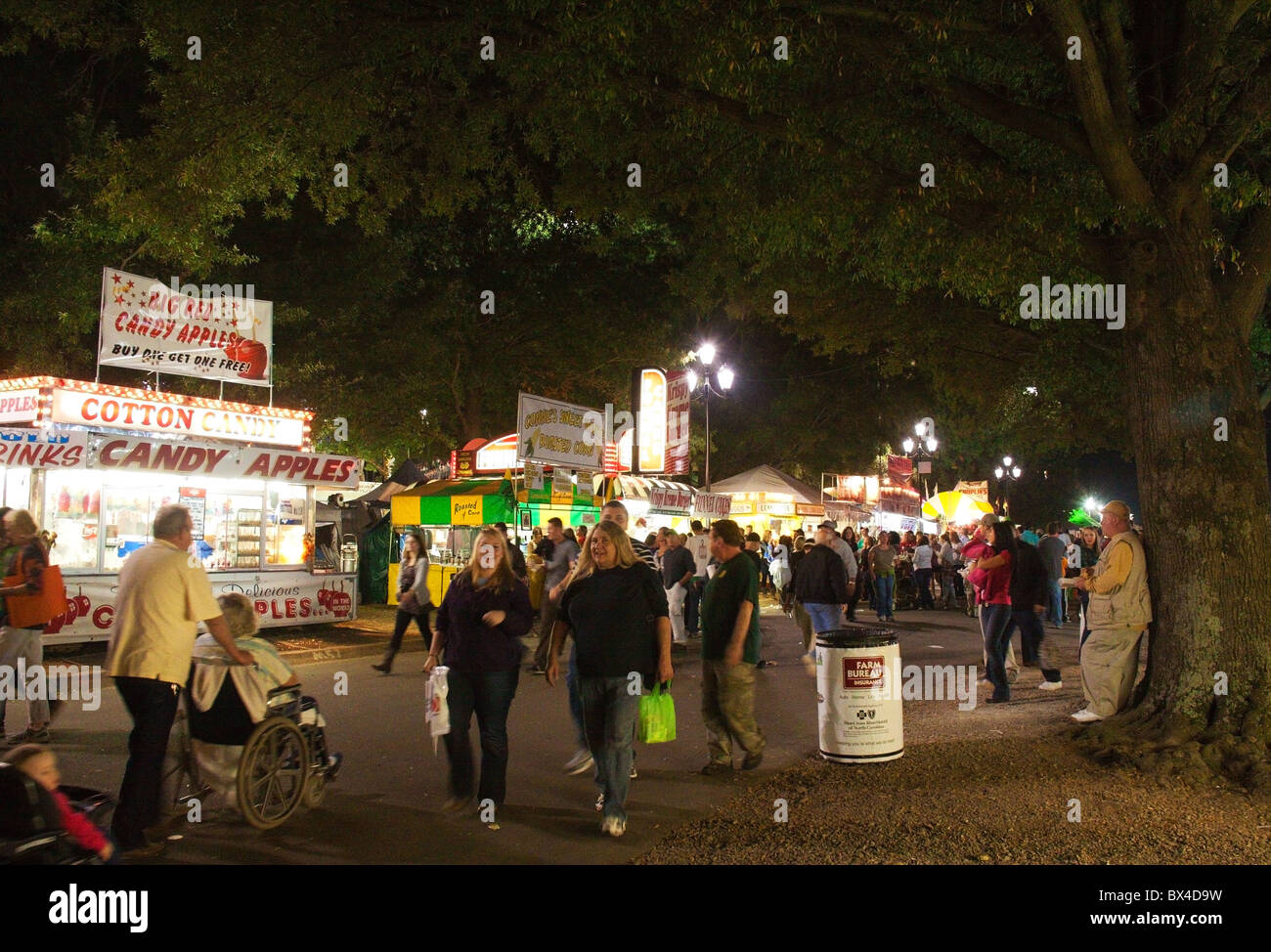 Una folla di persone di godersi una serata presso la North Carolina State Fair, Raleigh NC Foto Stock