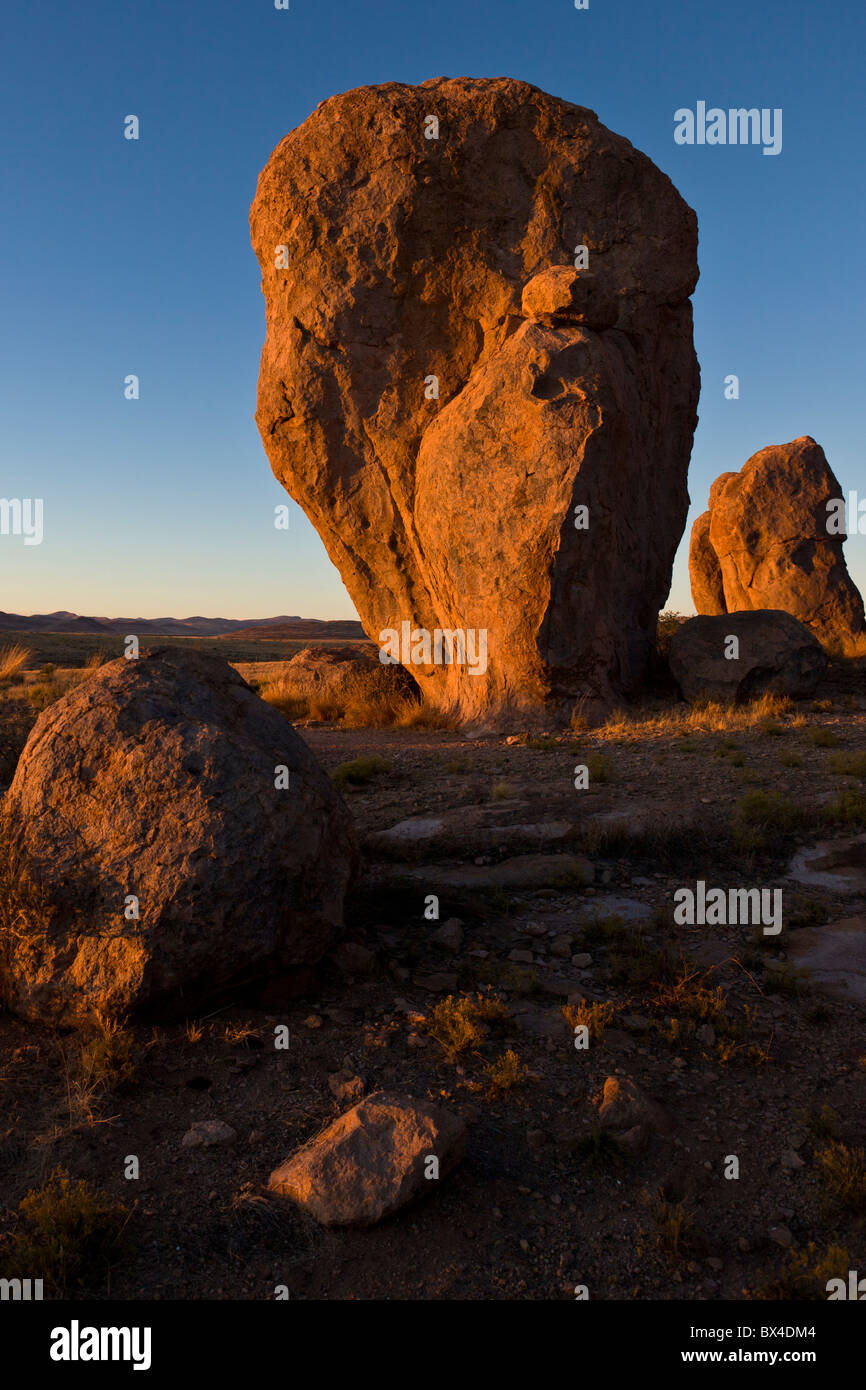 Formata da ceneri vulcaniche 30 milioni di anni fa, monolitico formazioni rocciose dominano la città di roccia del parco statale nel Nuovo Messico, Stati Uniti d'America. Foto Stock