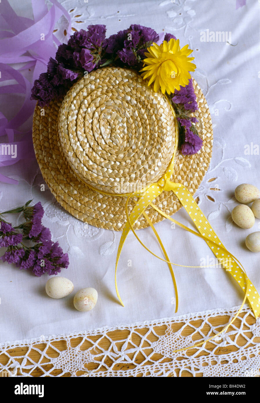 Close-up di cappello di paglia decorate per la Pasqua con il blu e il  giallo fiori secchi Foto stock - Alamy