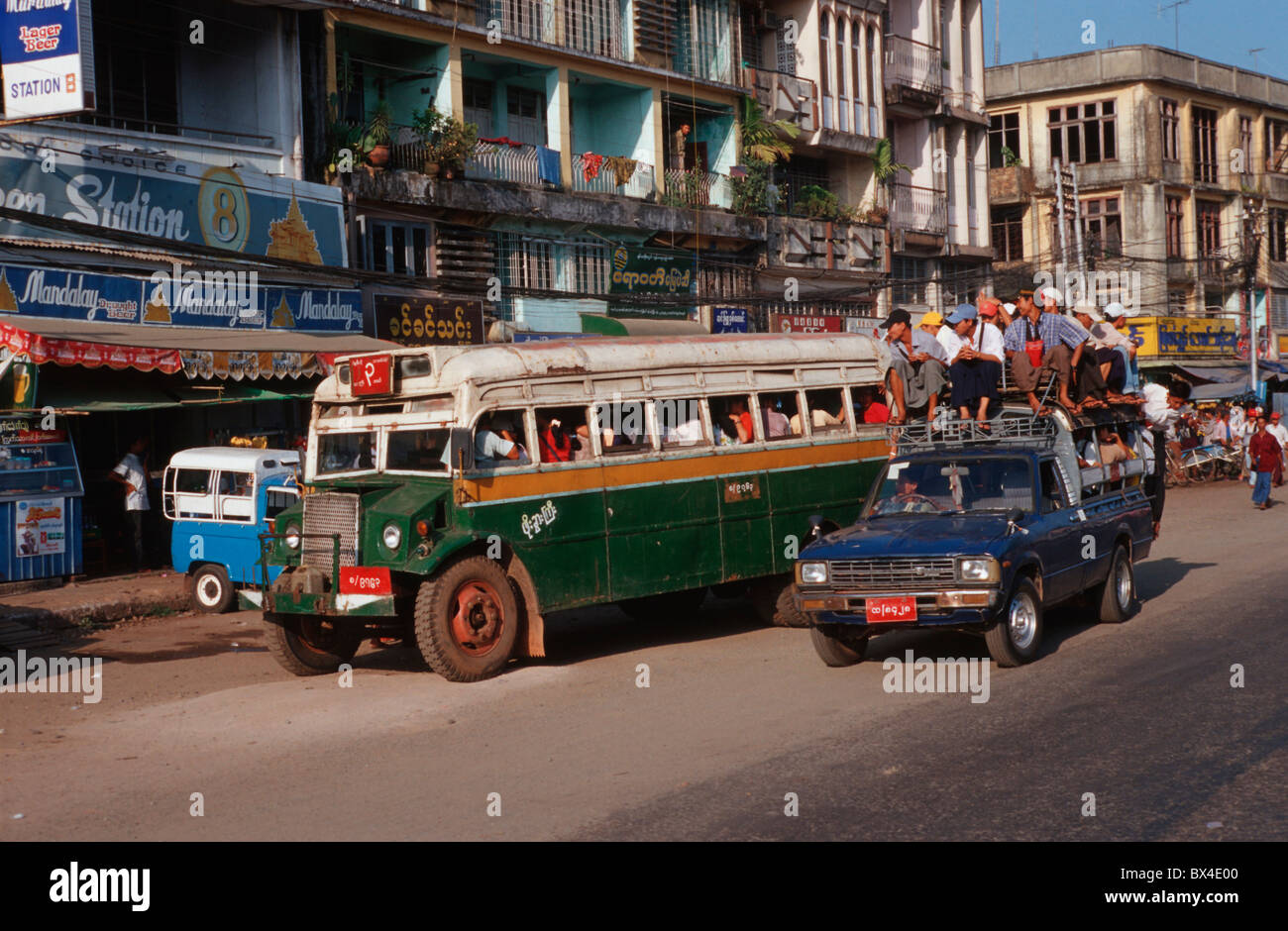 Traffico Pubblico Bago town city bus scena di strada stretta del traffico di trasporto personali il ritiro del sud-est asiatico trasp Foto Stock