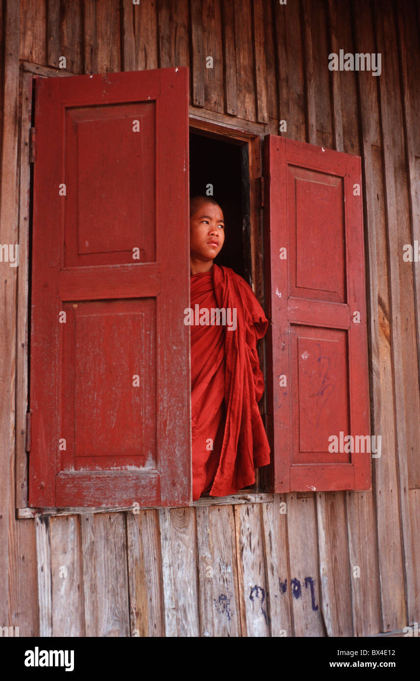 Il buddismo monaci buddisti novizio abito da sera abiti stato Shan del sud-est asiatico tunica preparazioni relig finestra Foto Stock