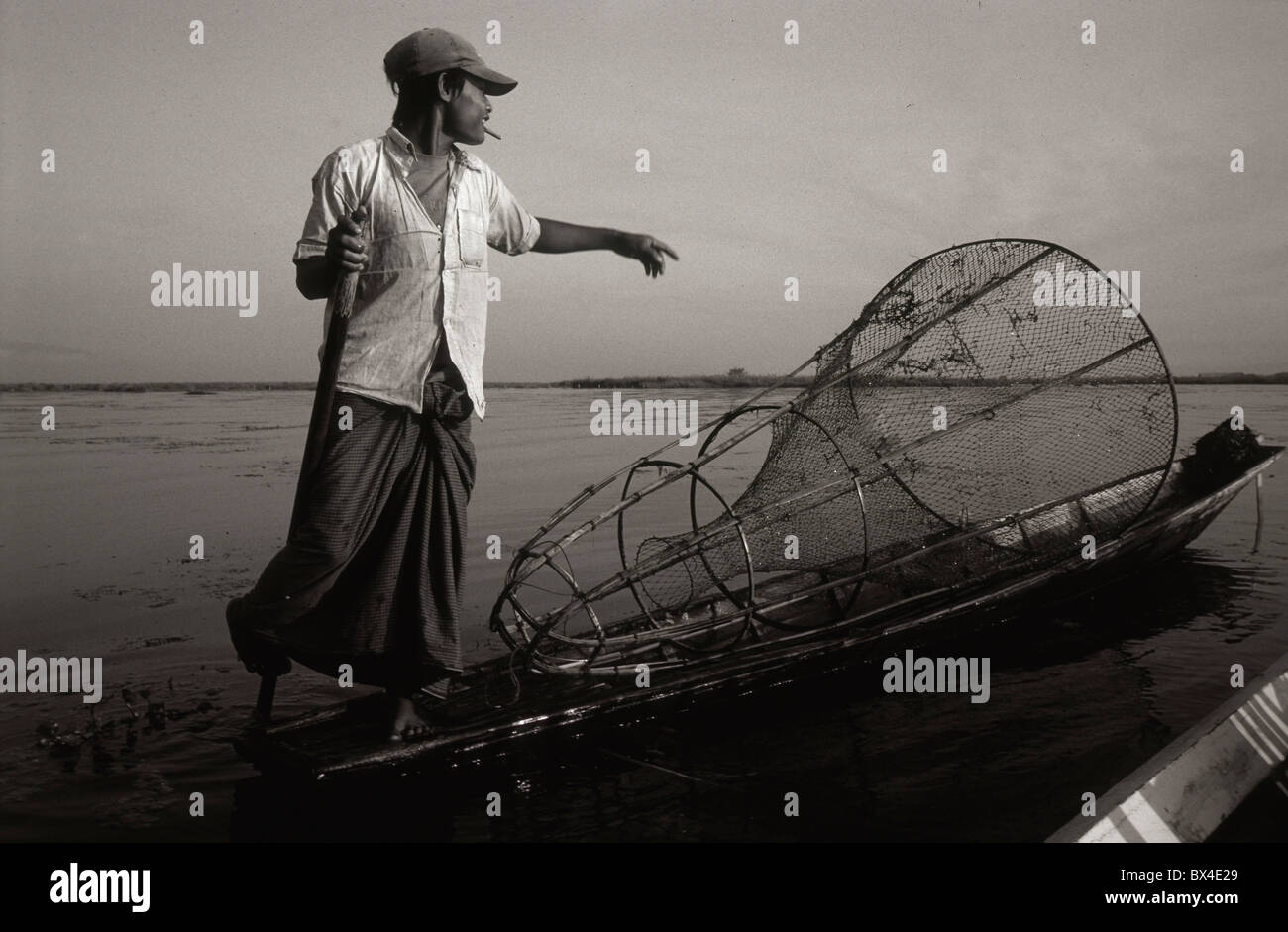 L'uomo fyke pescatore pesca pesca barca Einbeinruderer Cheroot birmana nel Lago Inle Inthas Myanmar Burm Foto Stock