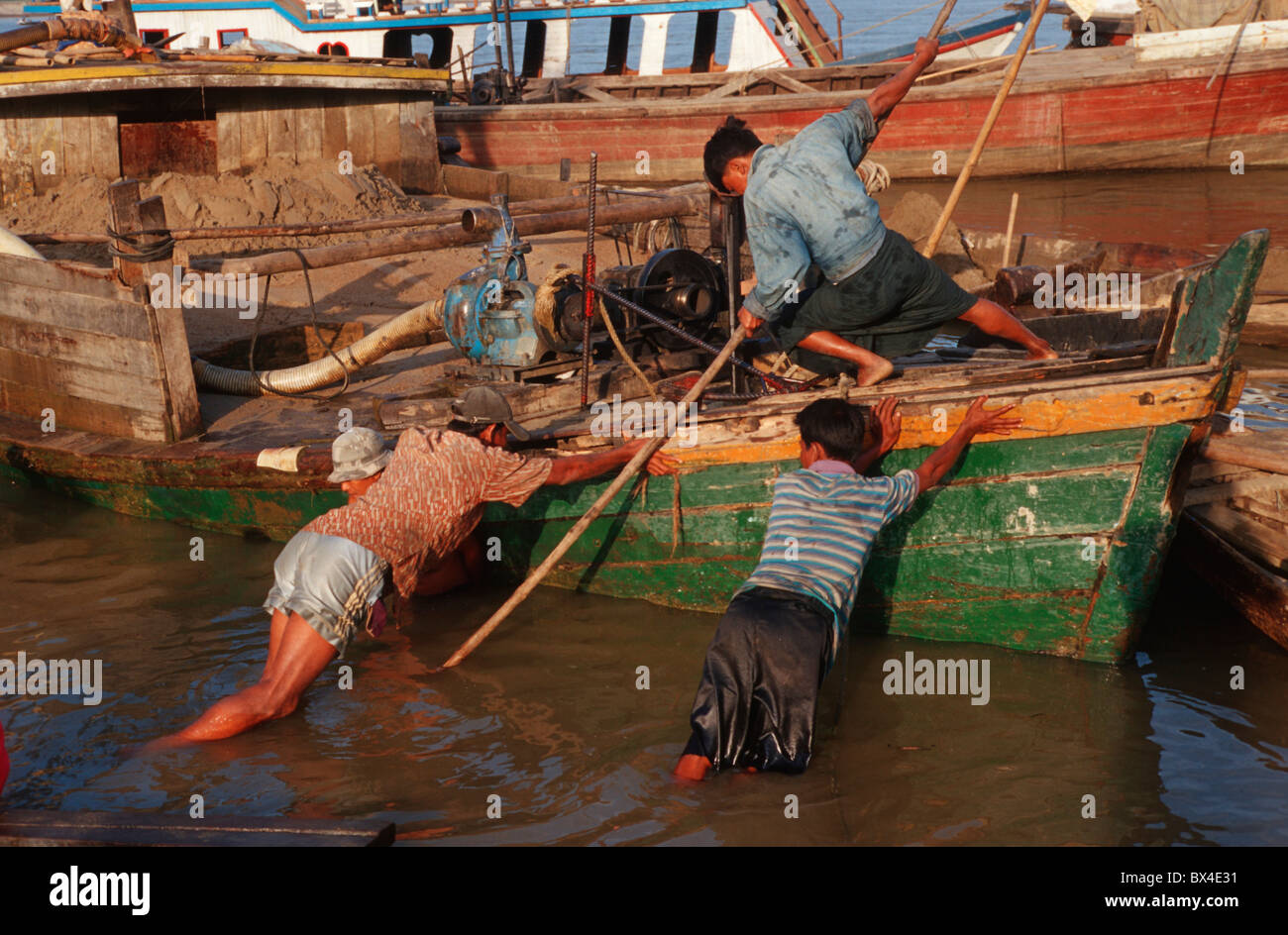 I lavoratori portuali statuto lavoro faticoso lavoro commerciale barca Mandalay MYANMAR Birmania nel sud-est Asiatico Asia Foto Stock