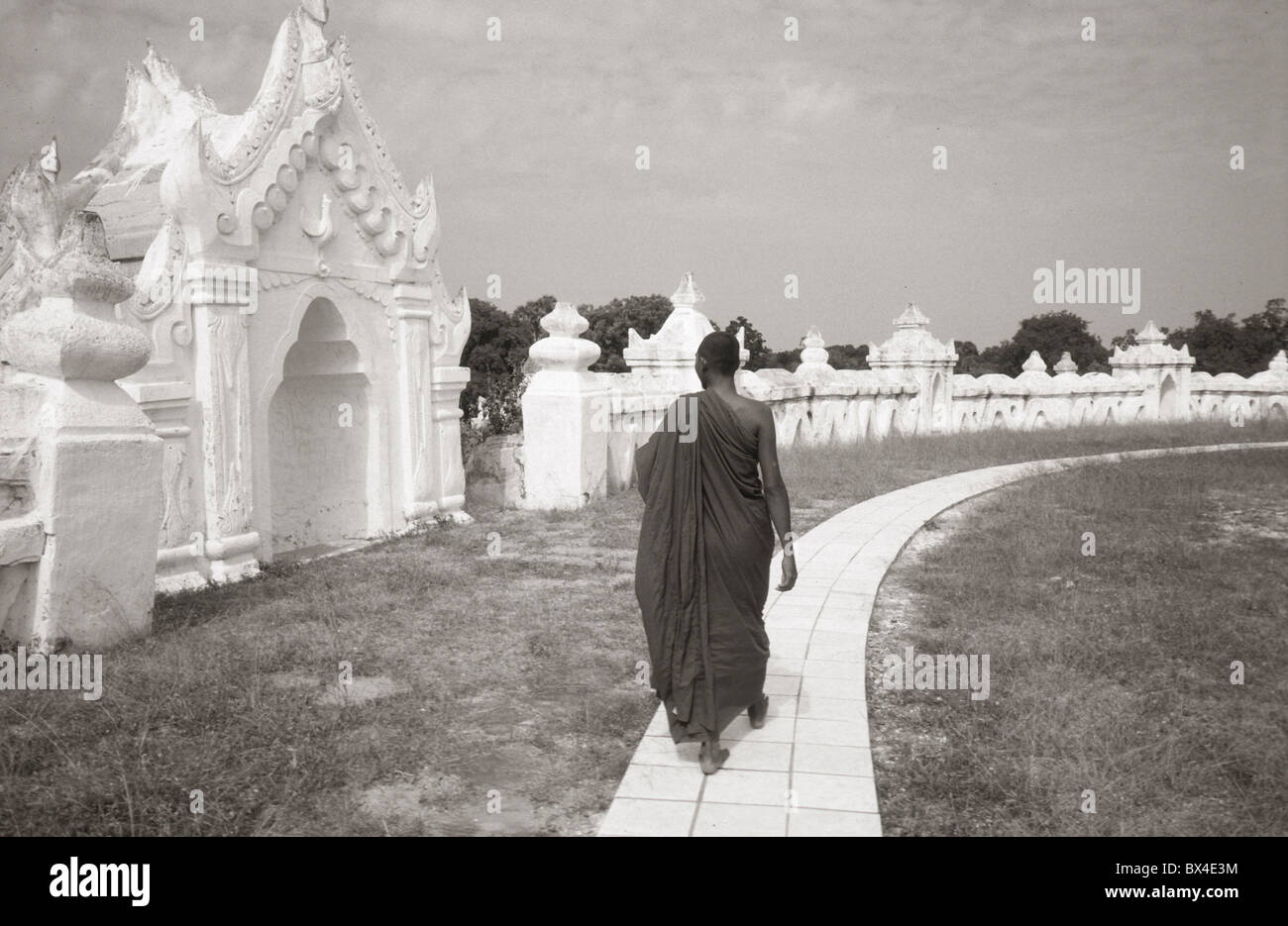 Monch camminando la meditazione la meditazione del buddismo religione Mingun MYANMAR Birmania nel sud-est Asiatico Asia Foto Stock