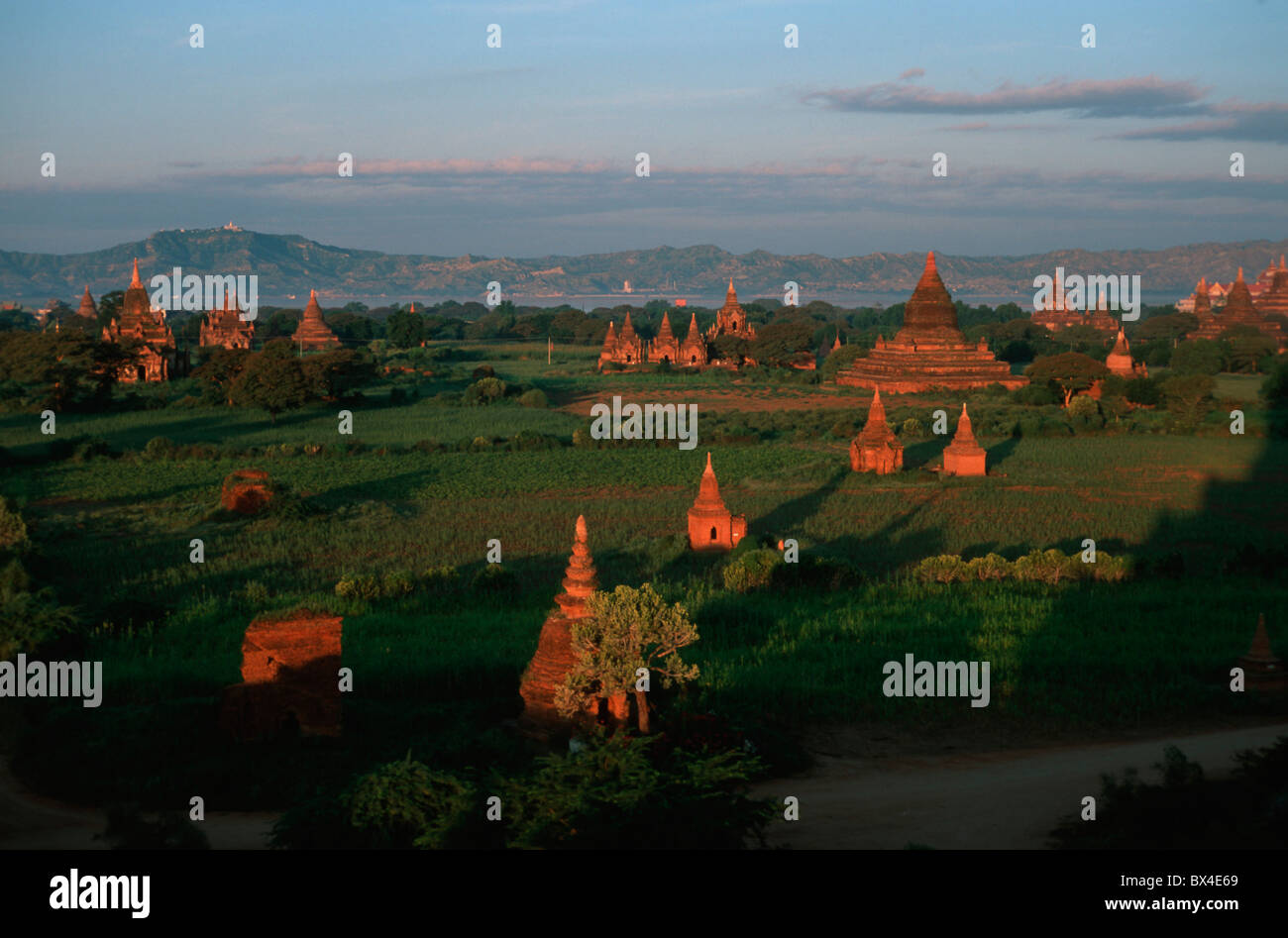 Bagan pagana rovine panoramica Zedis edificio sacro patrimonio culturale mondiale dell UNESCO del buddismo MYANMAR Birmania Sout Foto Stock