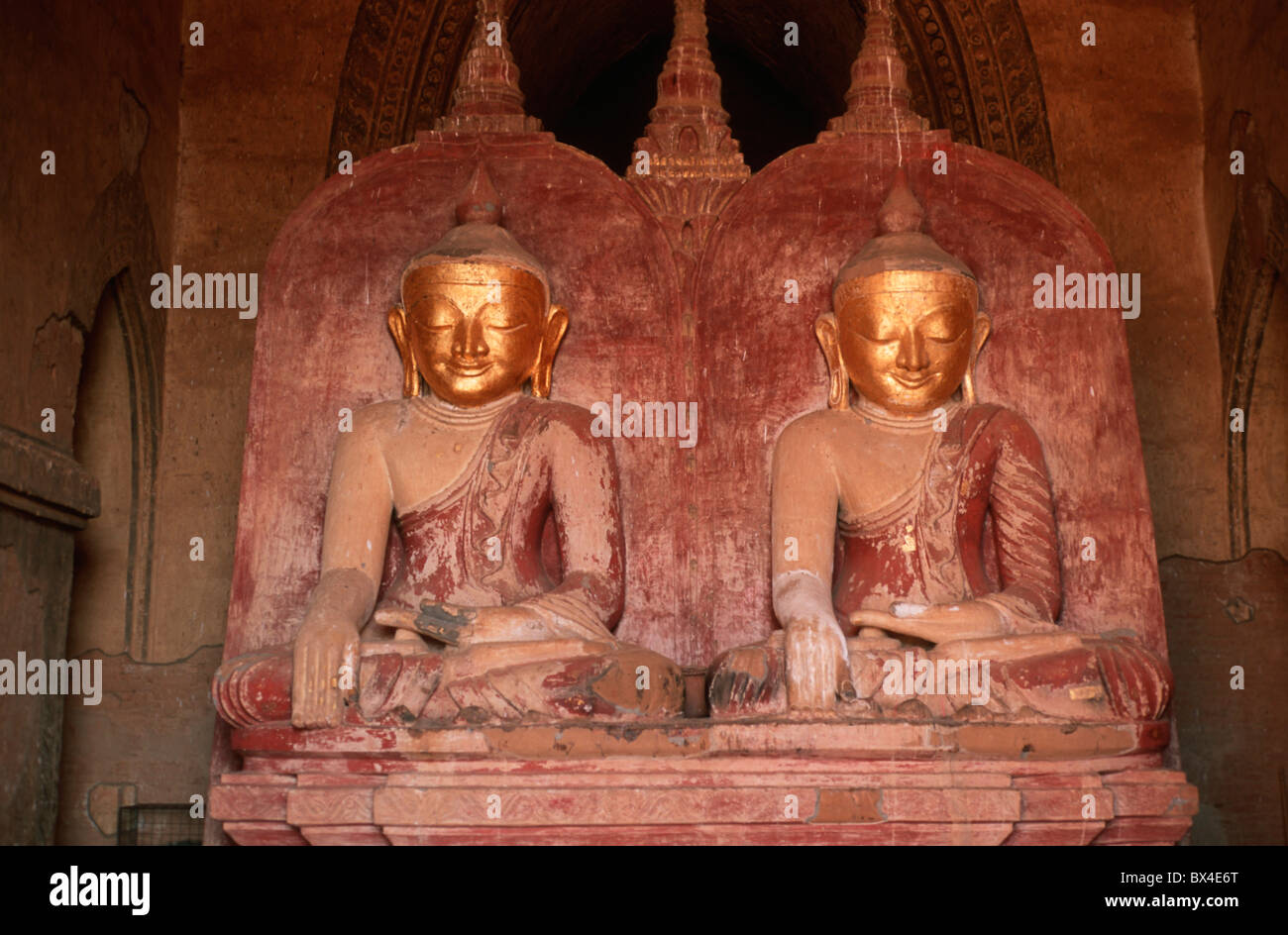 Figure di Buddha sculture di Buddha Bagan pagana tempio Dhammayangyi toccare terra gesto il buddismo religione UNESC Foto Stock