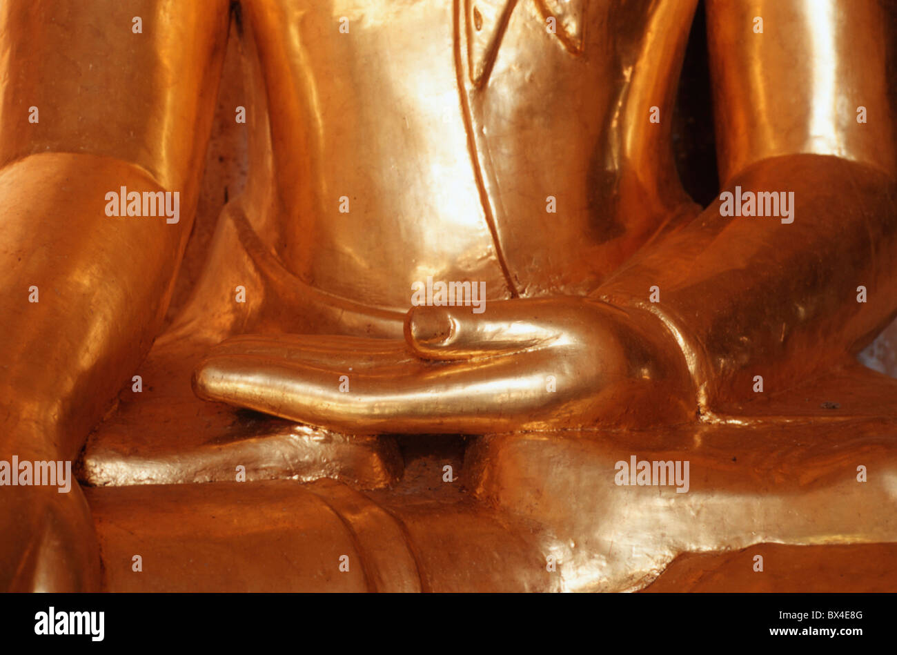 Budda dorati oro dettaglio mano gesto del buddismo statue di Buddha Bagan Pagan MYANMAR Birmania nel sud-est asiatico Foto Stock