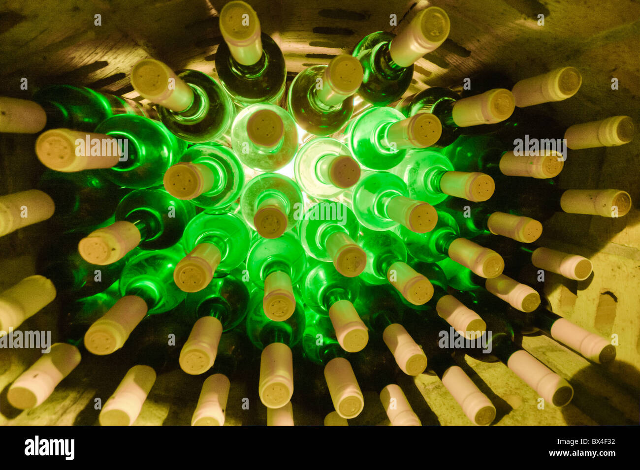 Impilate le bottiglie di vino in la grotta del vino Foto Stock