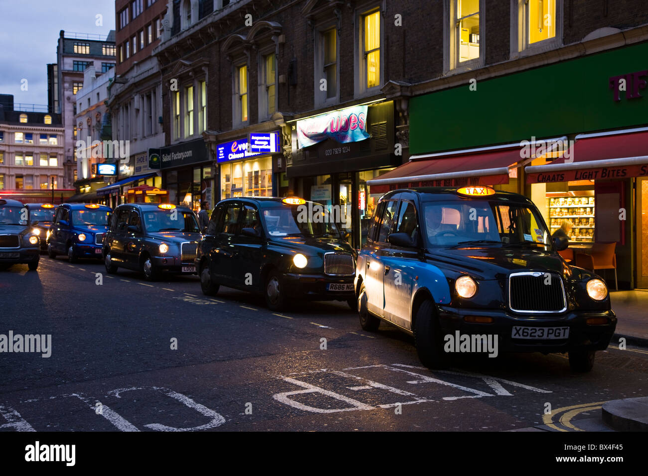 Fila di taxi neri taxi vicino Liverpoool Street Station di Londra, Regno Unito Foto Stock