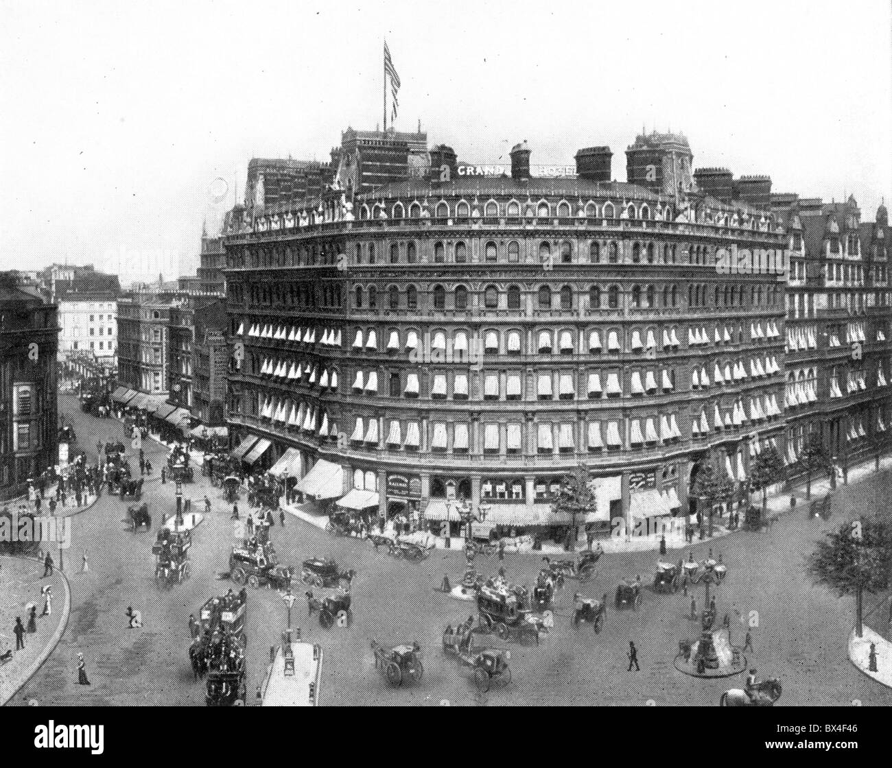 Il Grand Hotel, Trafalgar Square, Londra circa 1910; mano enhanced foto in bianco e nero Foto Stock