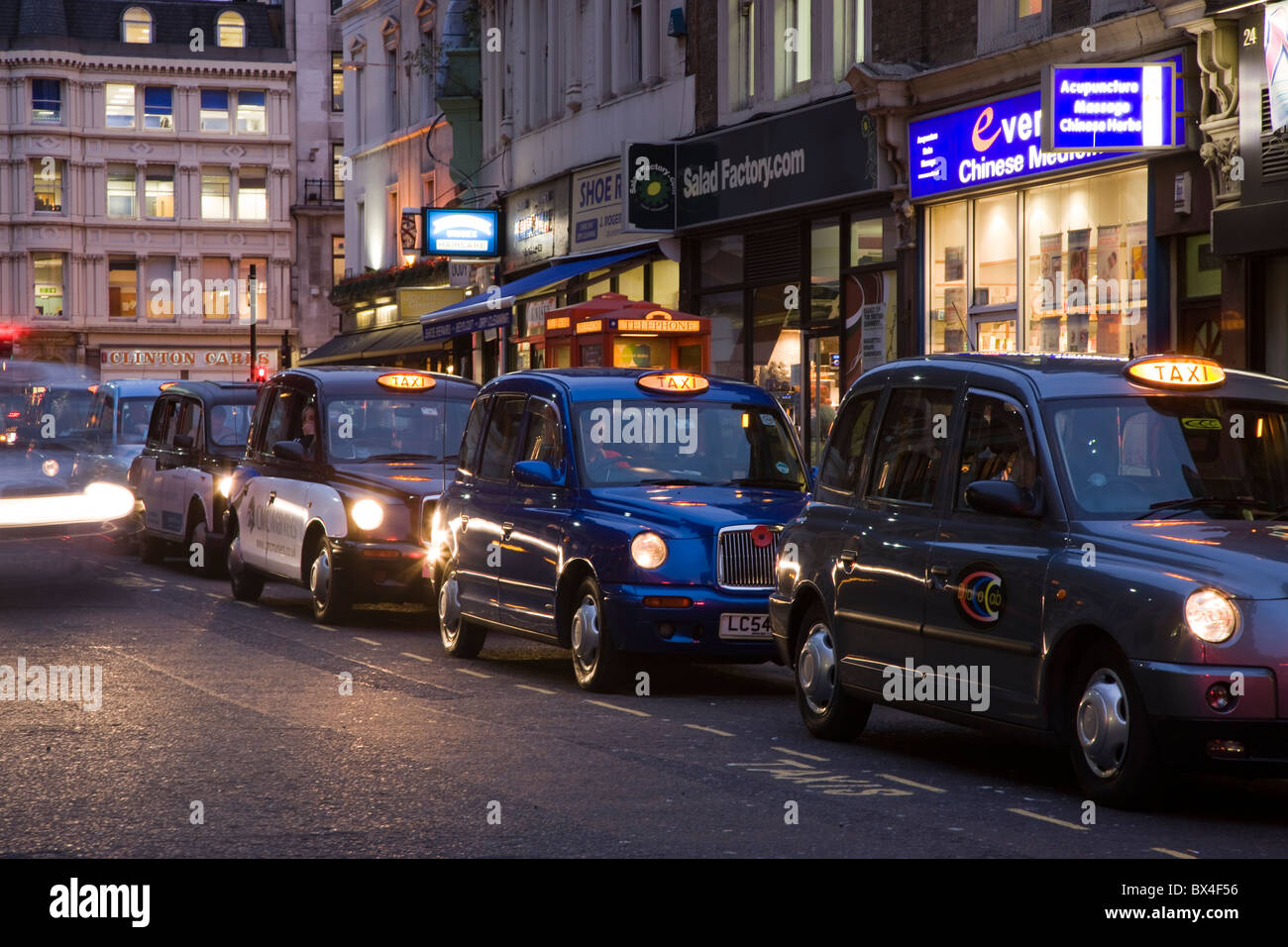 Fila di taxi neri taxi vicino Liverpoool Street Station di Londra, Regno Unito Foto Stock